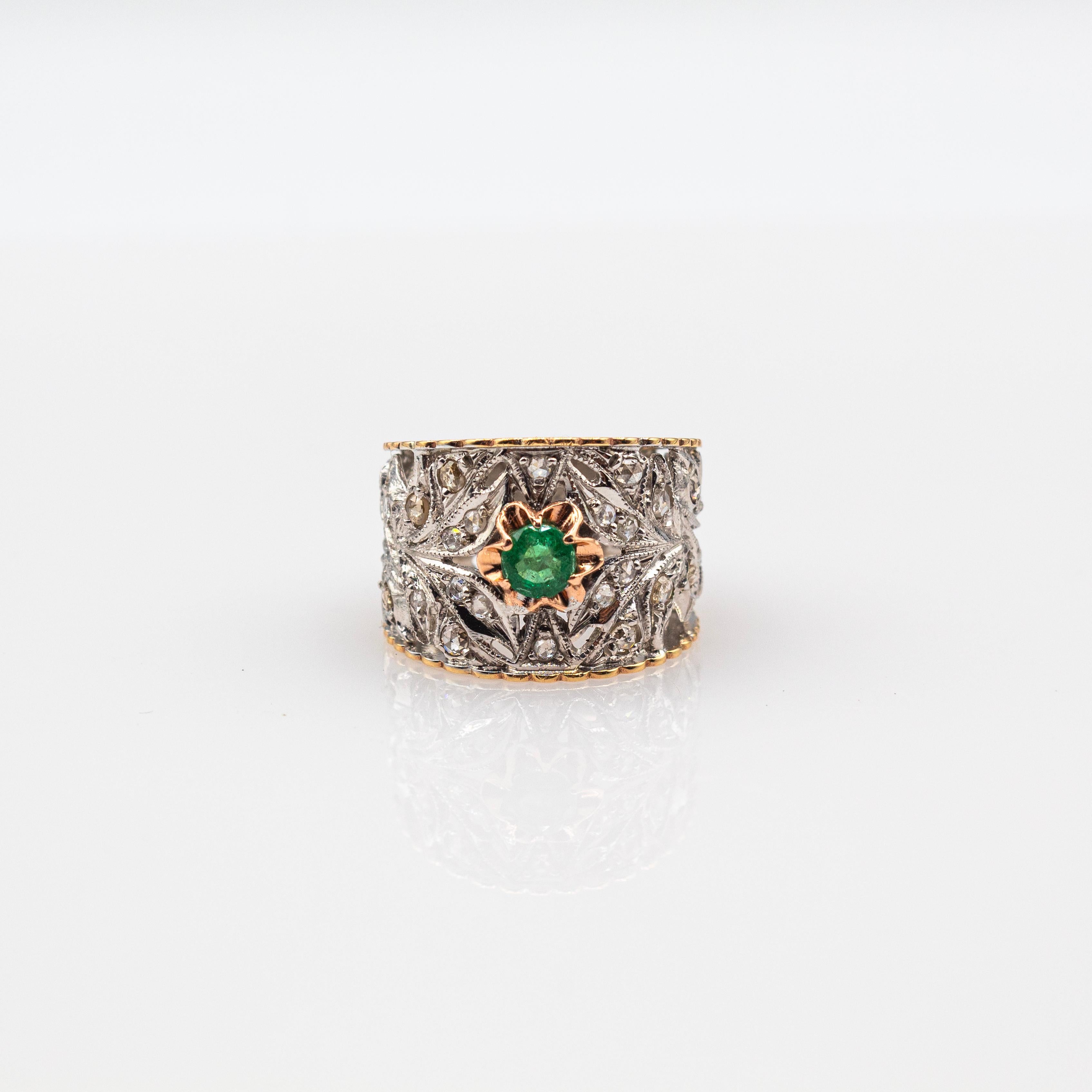 Anneau artisanal de style Art déco en or jaune avec diamants blancs et émeraudes en vente 3