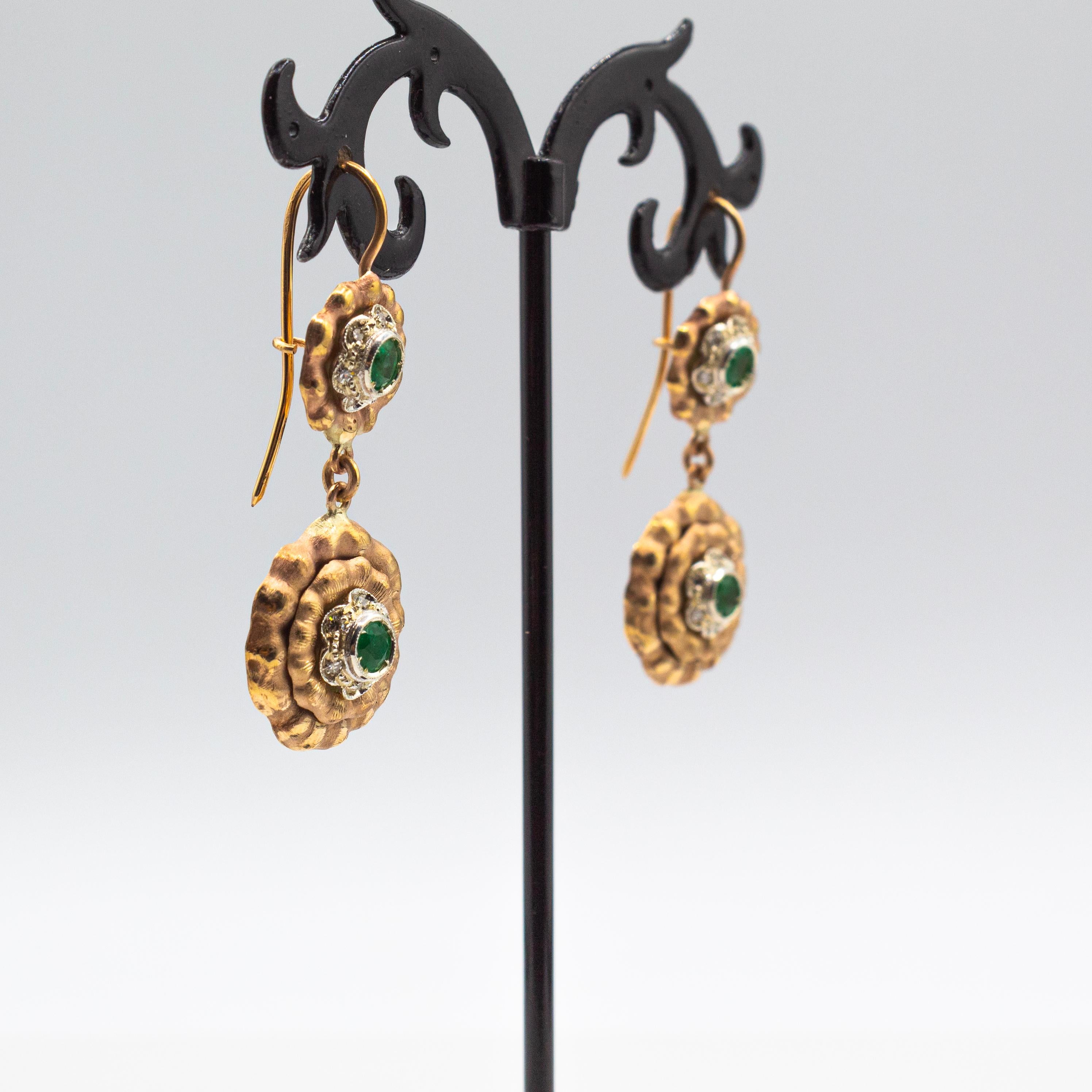 Art Déco Art Deco Style Handcrafted White Diamond Emerald Yellow Gold Drop Earrings in vendita