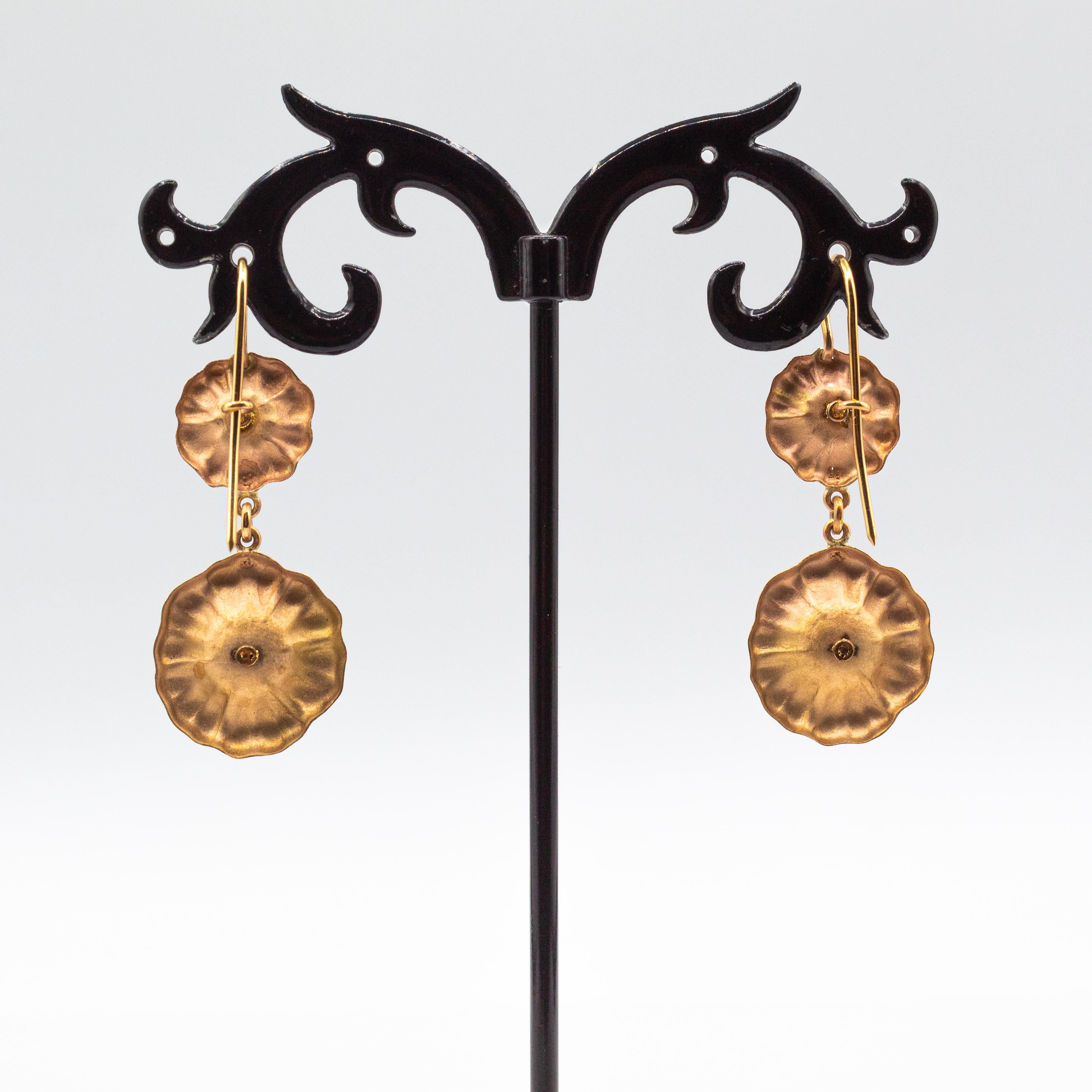 Taglio brillante Art Deco Style Handcrafted White Diamond Emerald Yellow Gold Drop Earrings in vendita