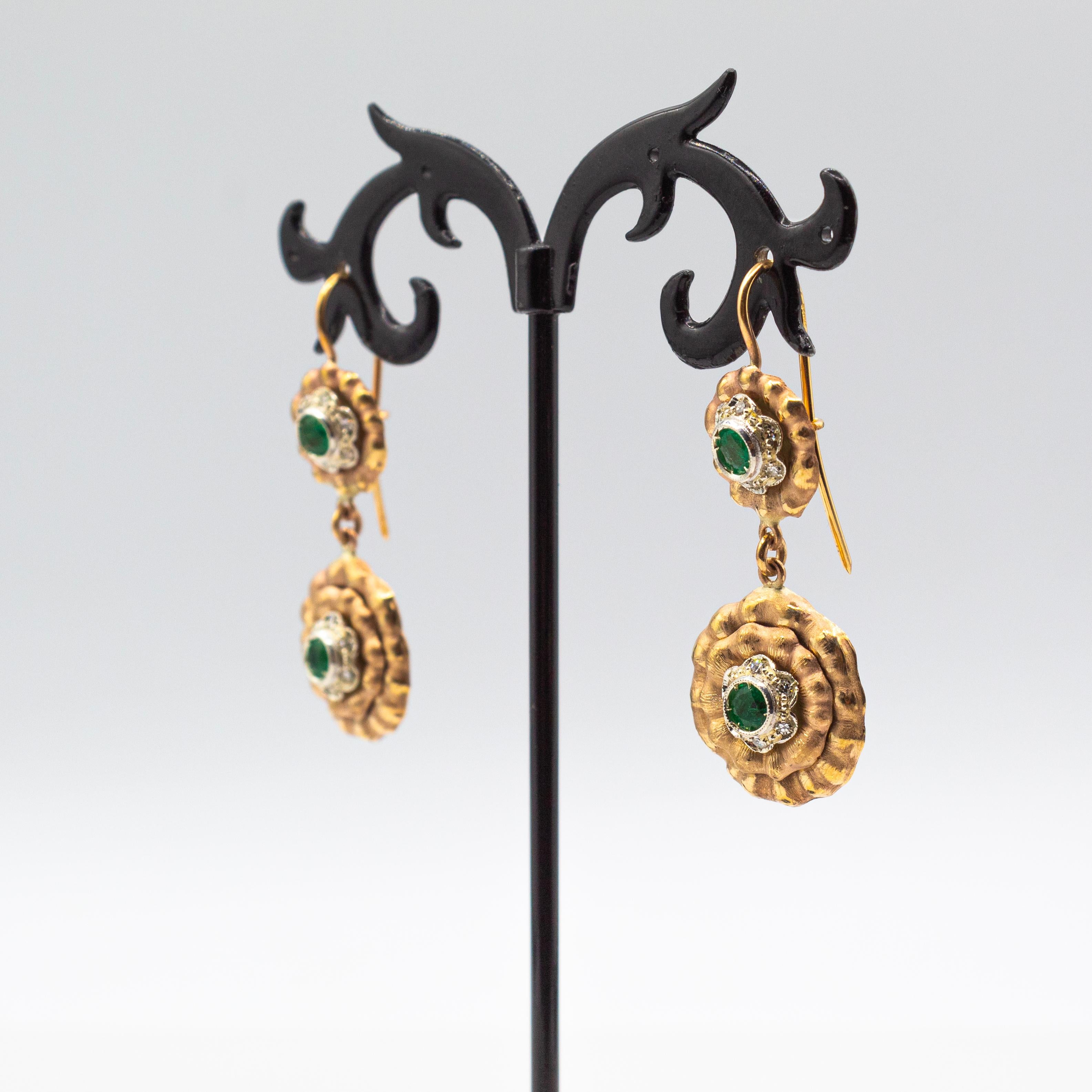 Art Deco Style Handcrafted White Diamond Emerald Yellow Gold Drop Earrings In condizioni Nuovo in vendita a Naples, IT