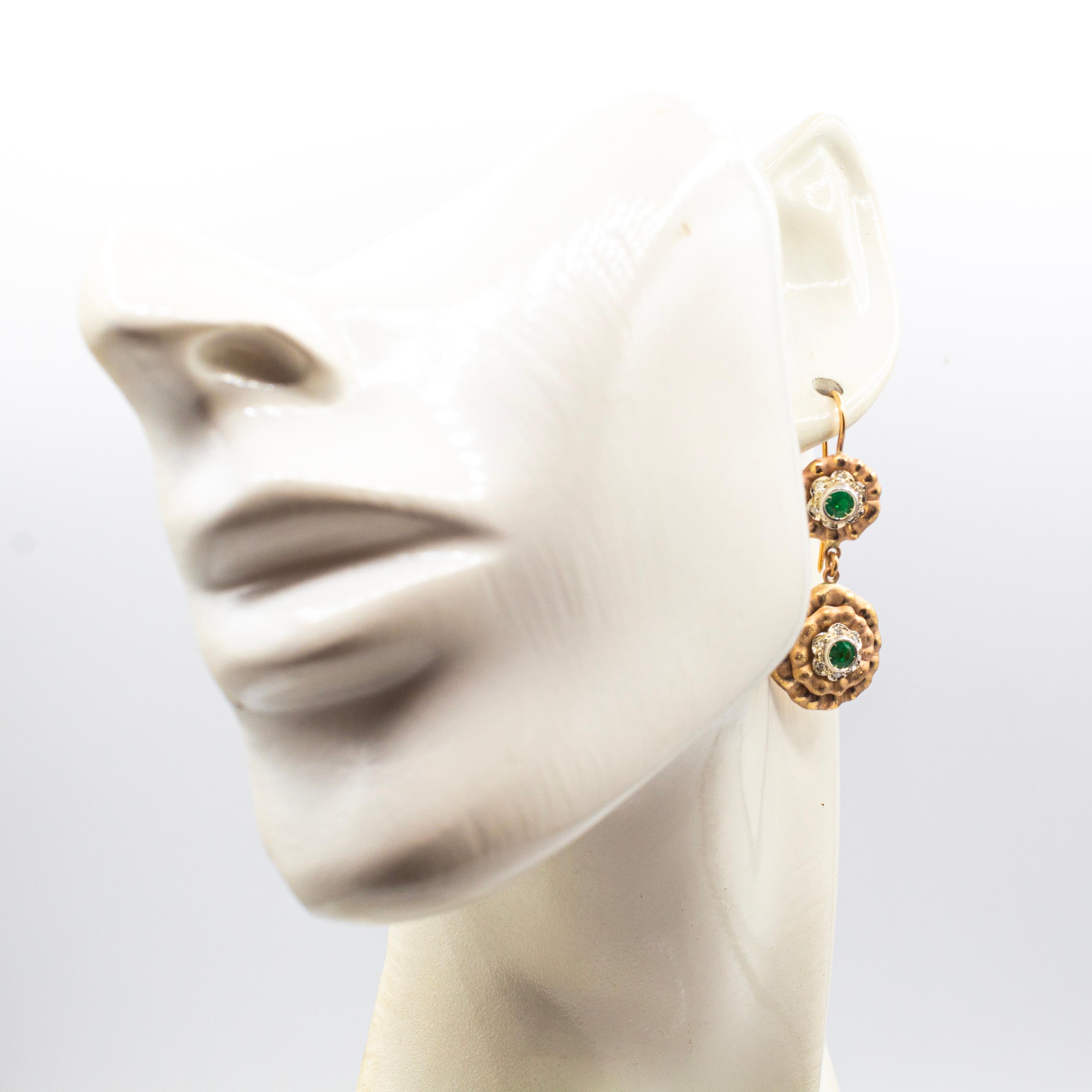 da uomo o donna Art Deco Style Handcrafted White Diamond Emerald Yellow Gold Drop Earrings in vendita