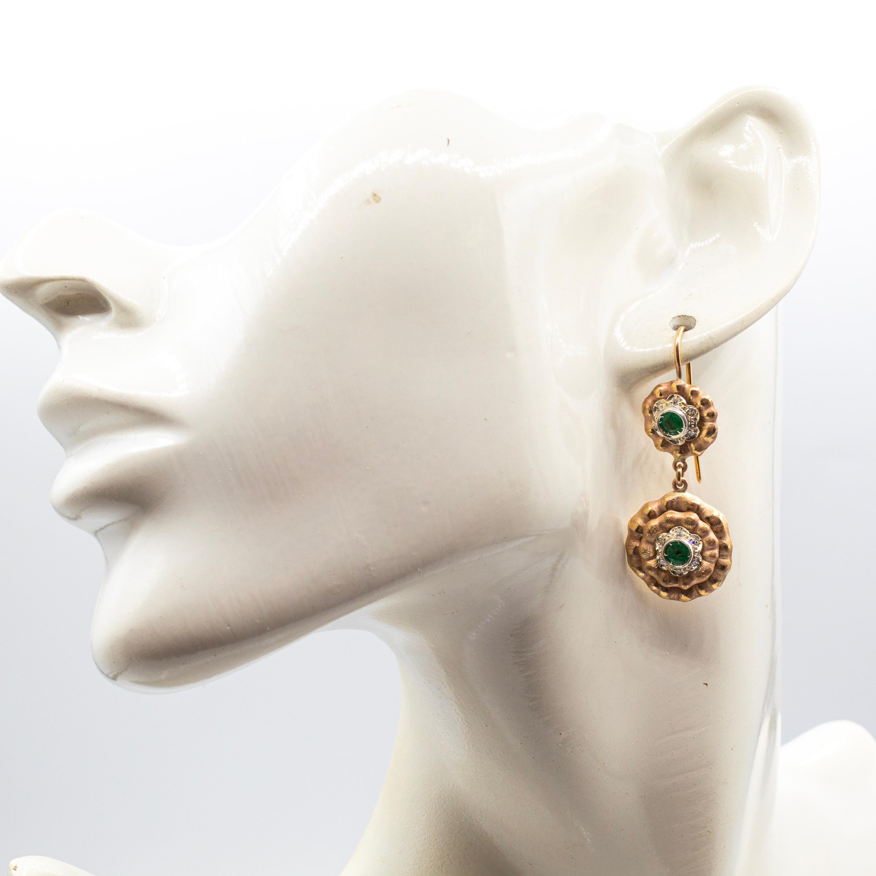 Art Deco Style Handcrafted White Diamond Emerald Yellow Gold Drop Earrings in vendita 1