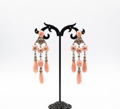 Orecchini a clip in oro giallo con diamante bianco e corallo rosa in stile Art Deco, realizzati a mano