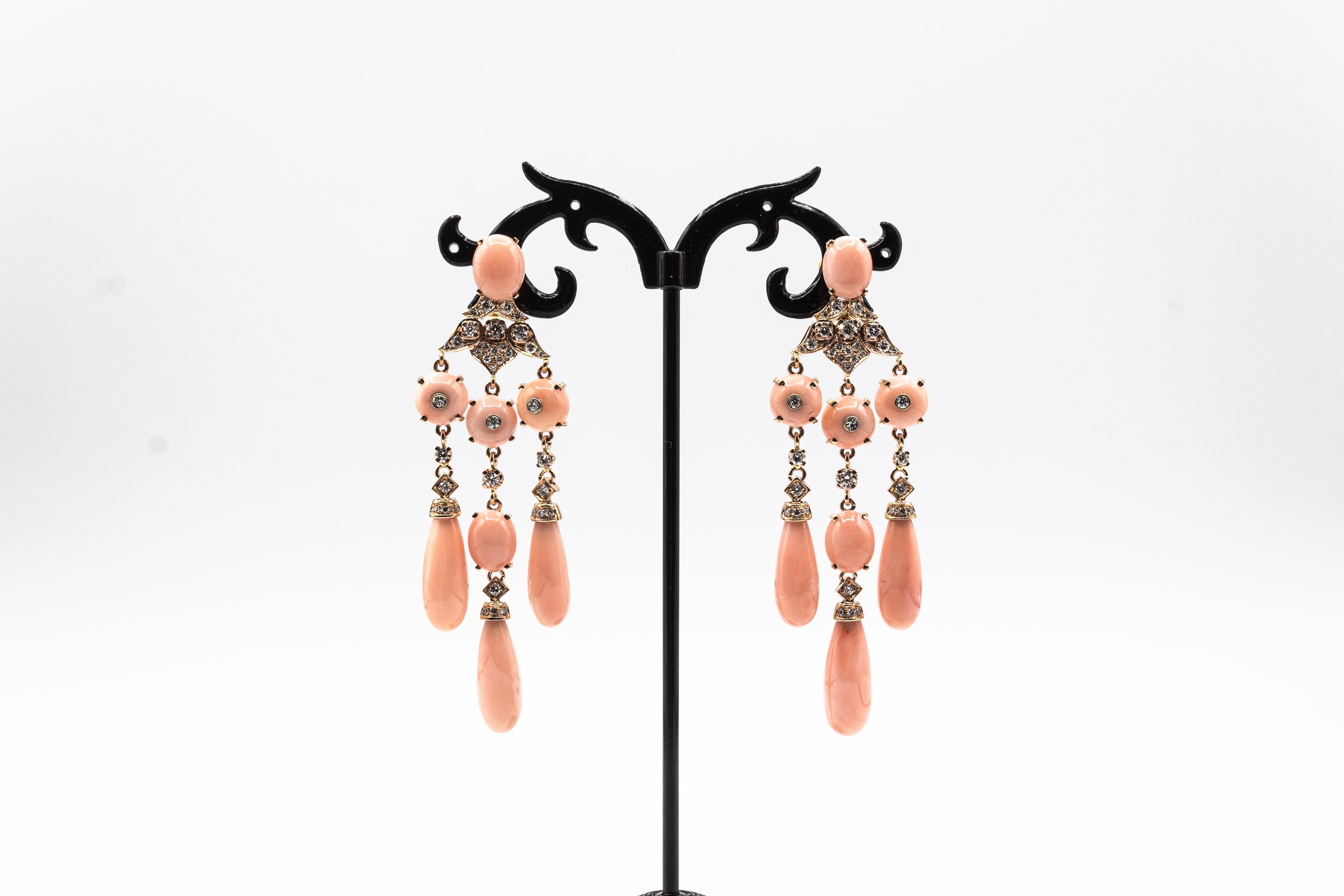Taille brillant Boucles d'oreilles à clip en or jaune, diamant blanc, corail rose, style art déco, faites à la main en vente