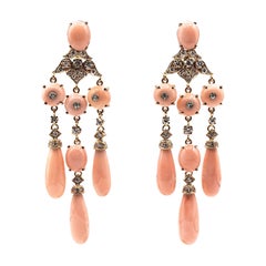 Pendientes Artesanales de Oro Amarillo con Clip de Diamante Blanco y Coral Rosa Estilo Art Decó