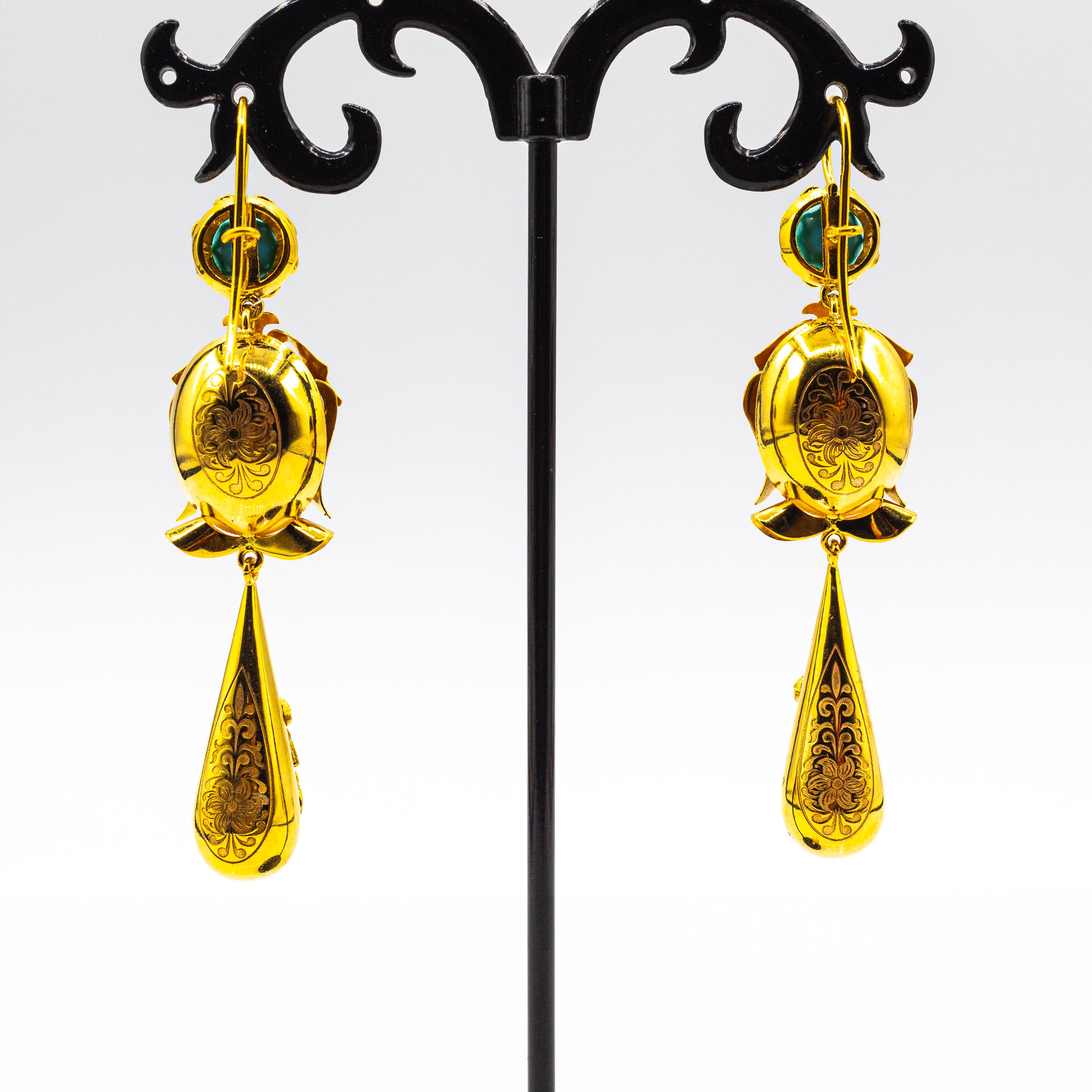 Taille ronde Boucles d'oreilles en or jaune, diamant blanc, turquoise et émeraude, de style Art Déco, faites à la main en vente
