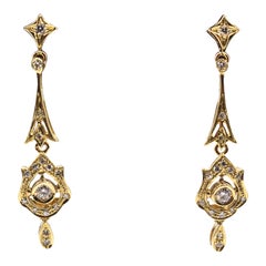 Orecchini a goccia in oro giallo e diamanti bianchi realizzati a mano in stile Art Deco