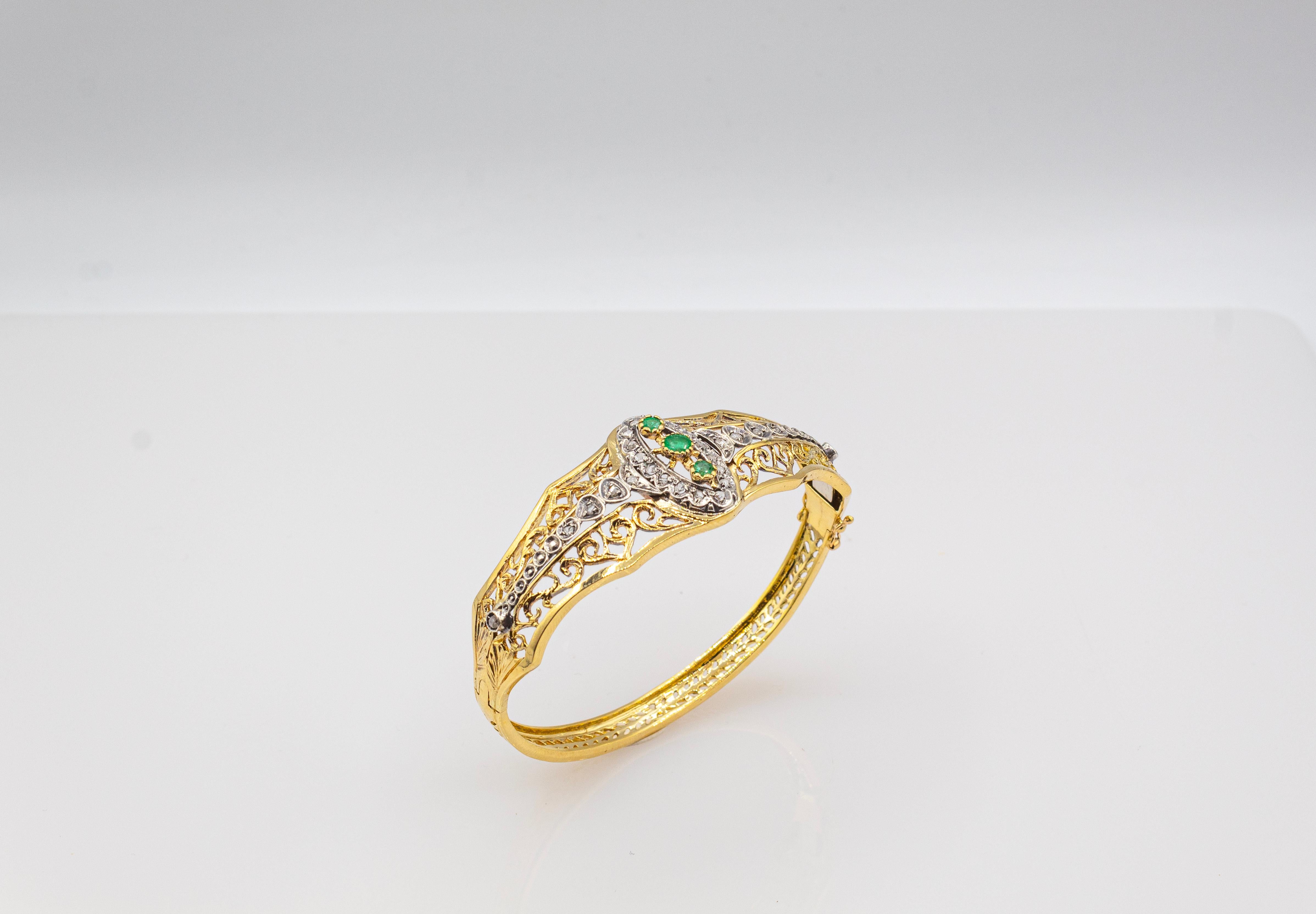 Gelbgoldarmband im Art-déco-Stil, handgefertigter weißer Diamant im Rosenschliff mit Smaragd und Smaragd im Angebot 1