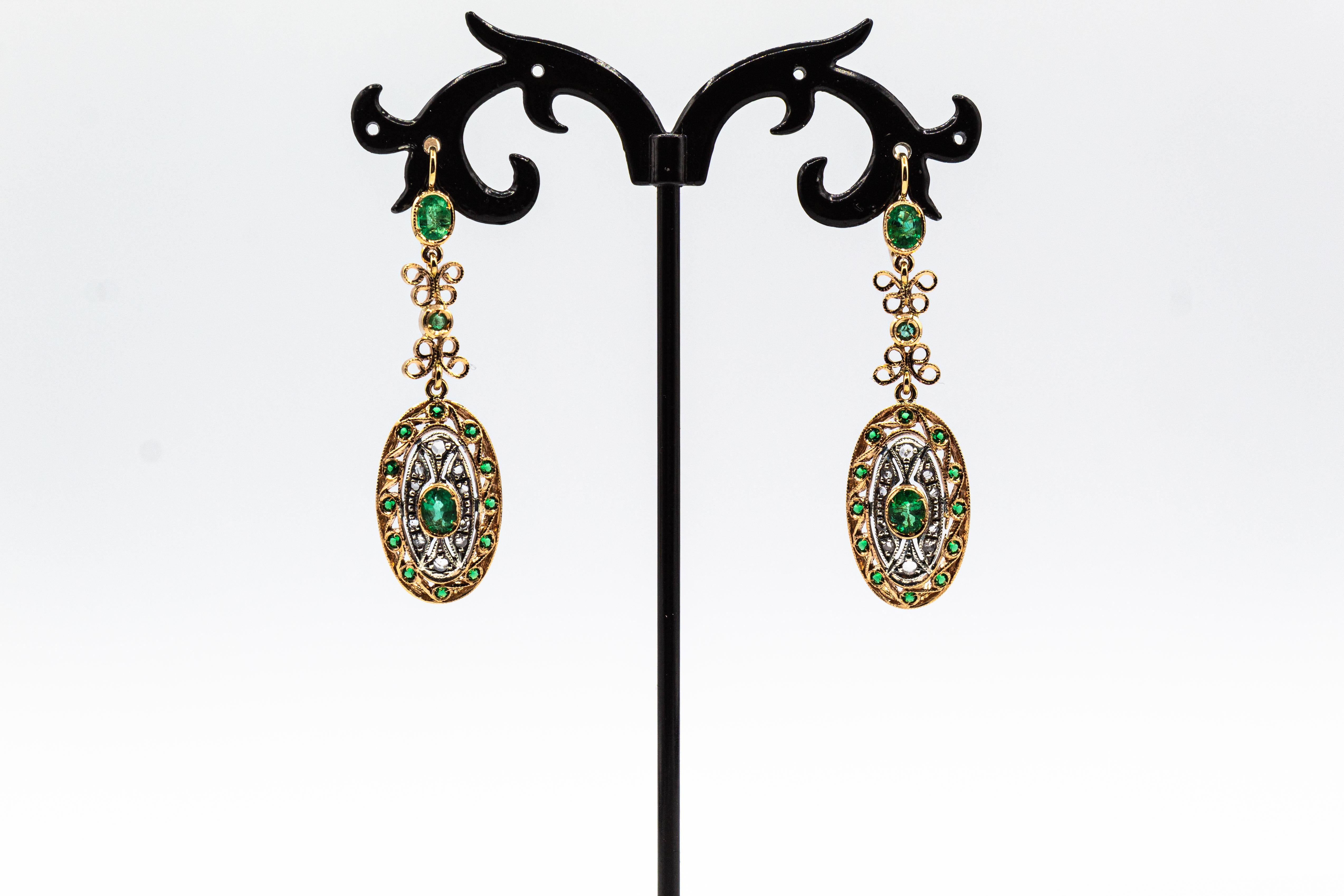 Art déco Boucles d'oreilles en or jaune avec diamant blanc taillé en rose et émeraude, de style Art Déco en vente
