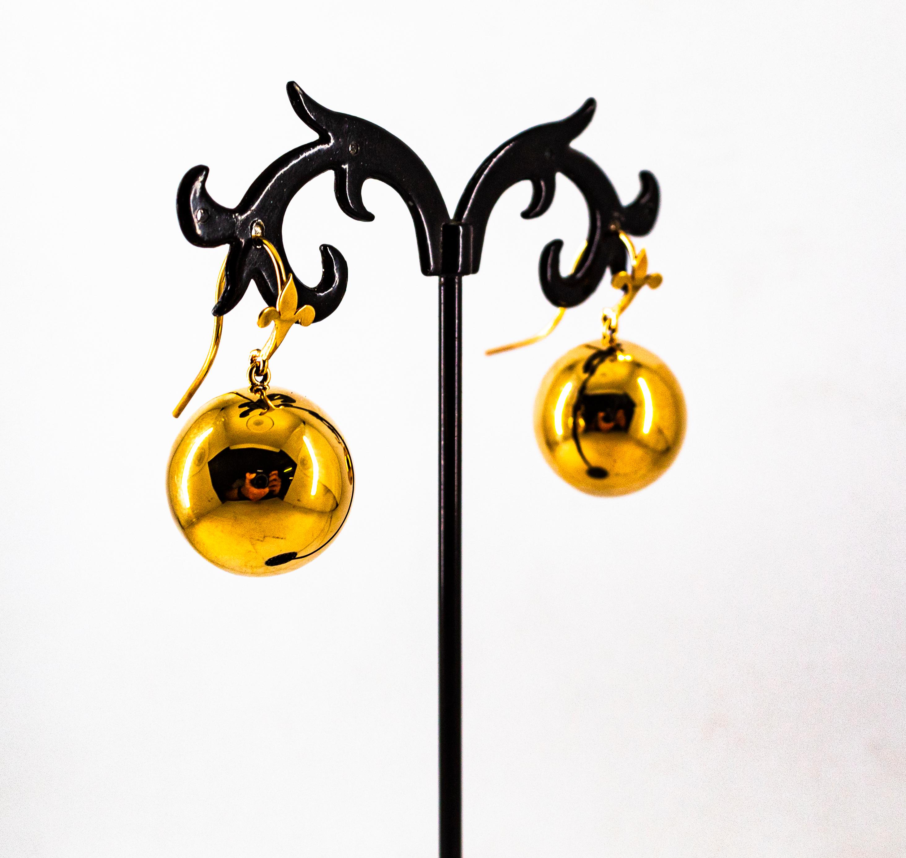 Clous d'oreilles pendants en or jaune de style Art déco fabriqués à la main en vente 1