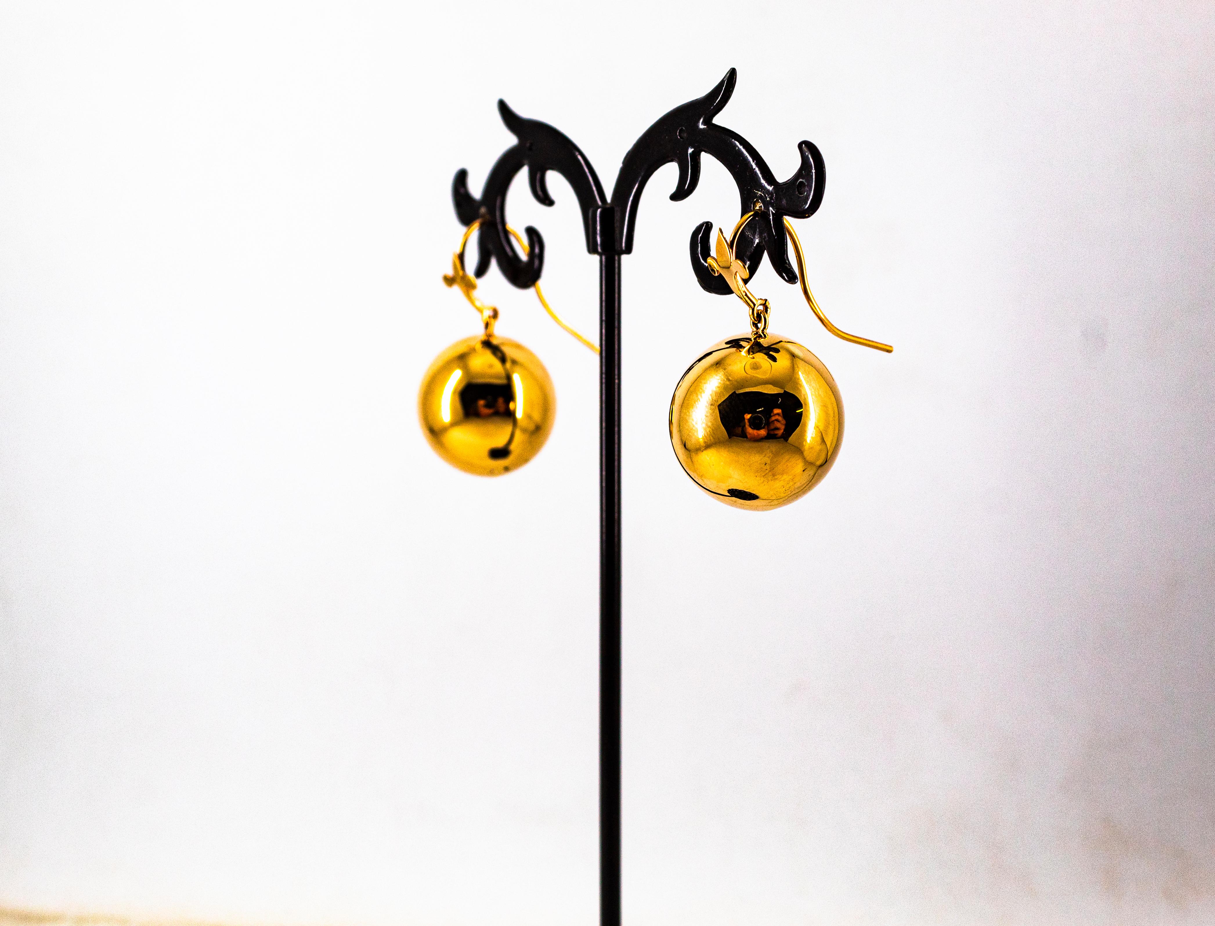 Clous d'oreilles pendants en or jaune de style Art déco fabriqués à la main en vente 3