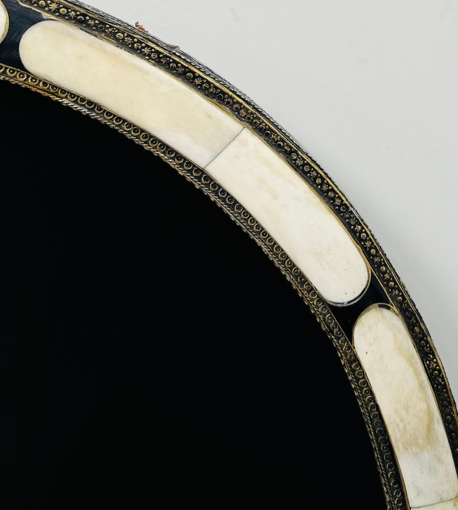 Stile Art Deco Fatto a mano Bianco e Nero con  Specchio rotondo intarsiato in ottone, una coppia in vendita 4