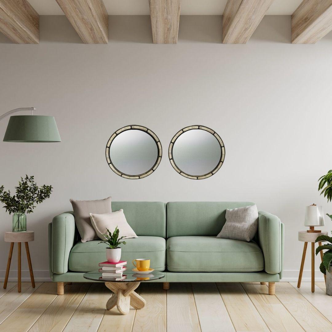 Una squisita coppia di specchi rotondi in stile Art Déco che emana una raffinatezza senza tempo e che presenta un'armoniosa miscela di materiali e artigianato. La cornice, meticolosamente realizzata a mano, incorpora un sorprendente contrasto di