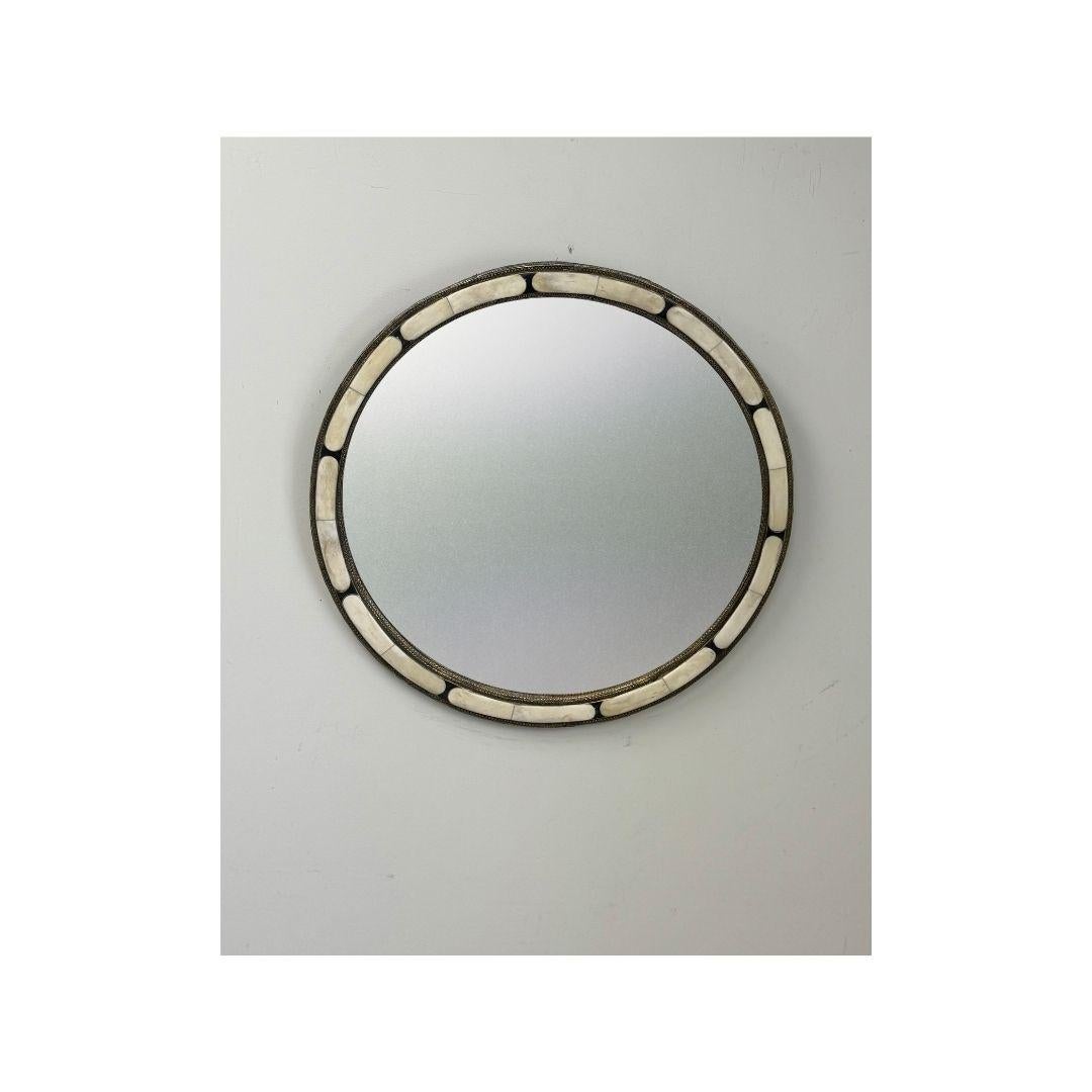 Art Déco Stile Art Deco Fatto a mano Bianco e Nero con  Specchio rotondo intarsiato in ottone, una coppia in vendita