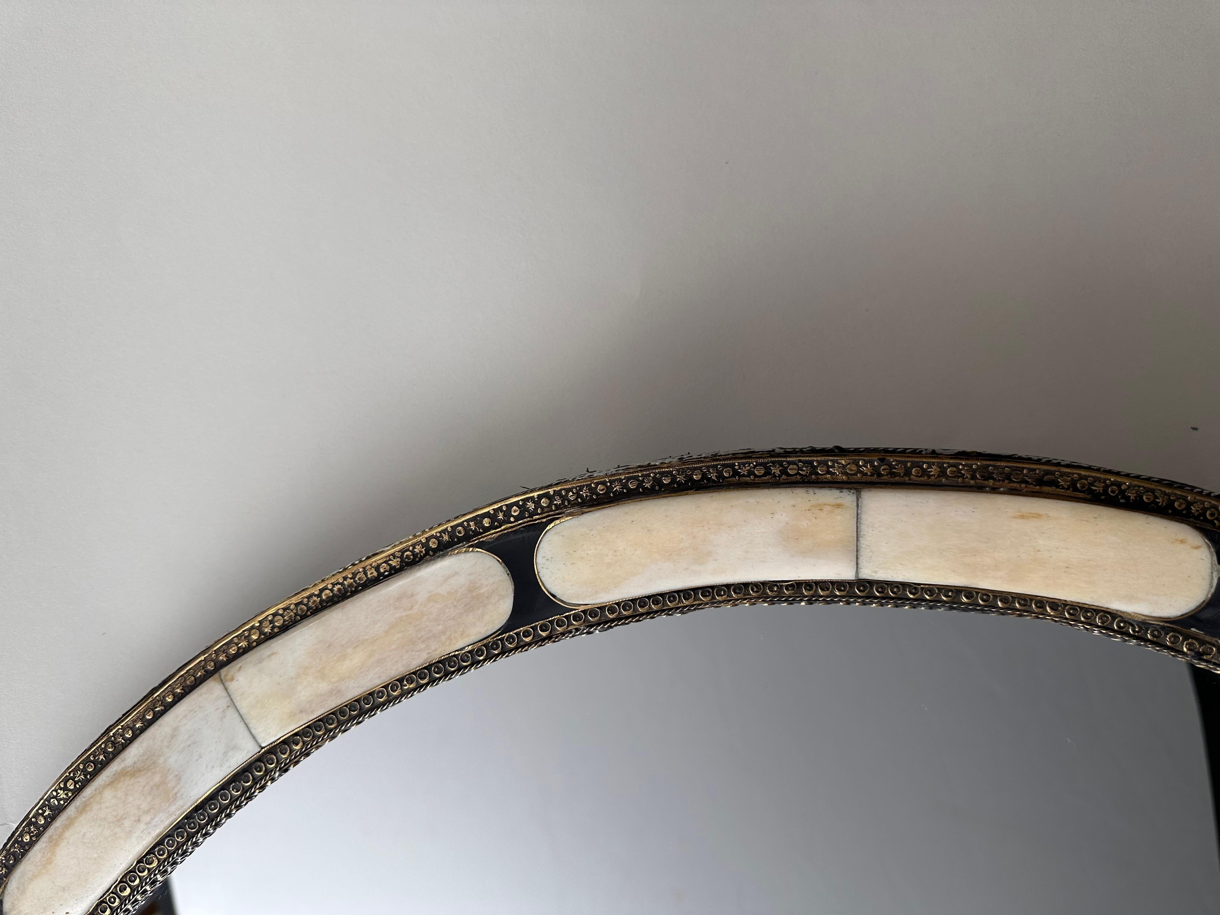 Stile Art Deco Fatto a mano Bianco e Nero con  Specchio rotondo intarsiato in ottone, una coppia In condizioni buone in vendita a Plainview, NY