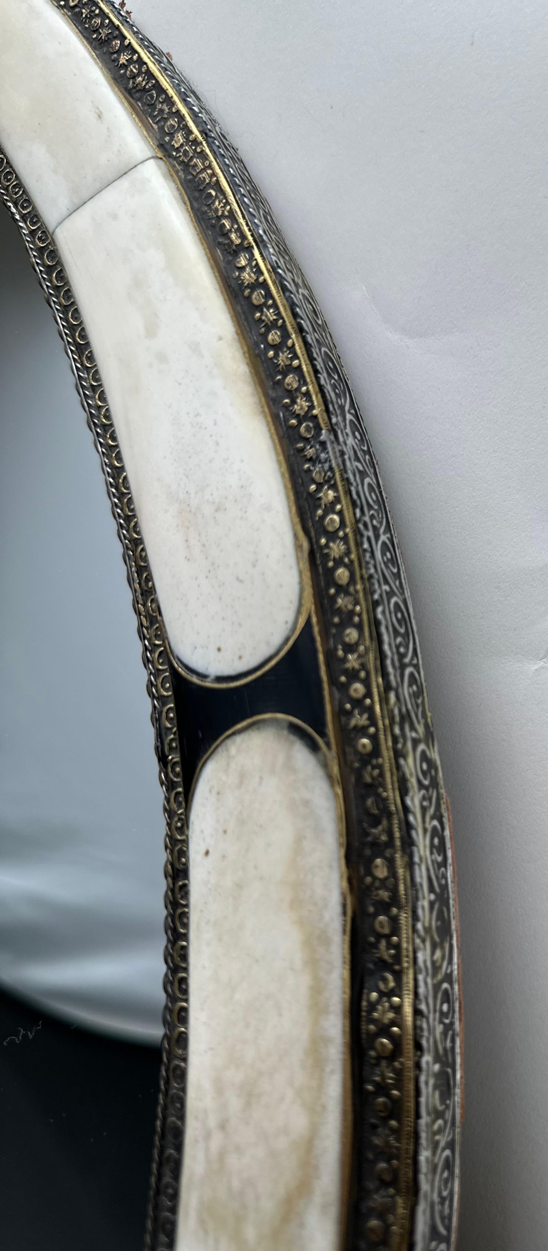 Fine XX secolo Stile Art Deco Fatto a mano Bianco e Nero con  Specchio rotondo intarsiato in ottone, una coppia in vendita