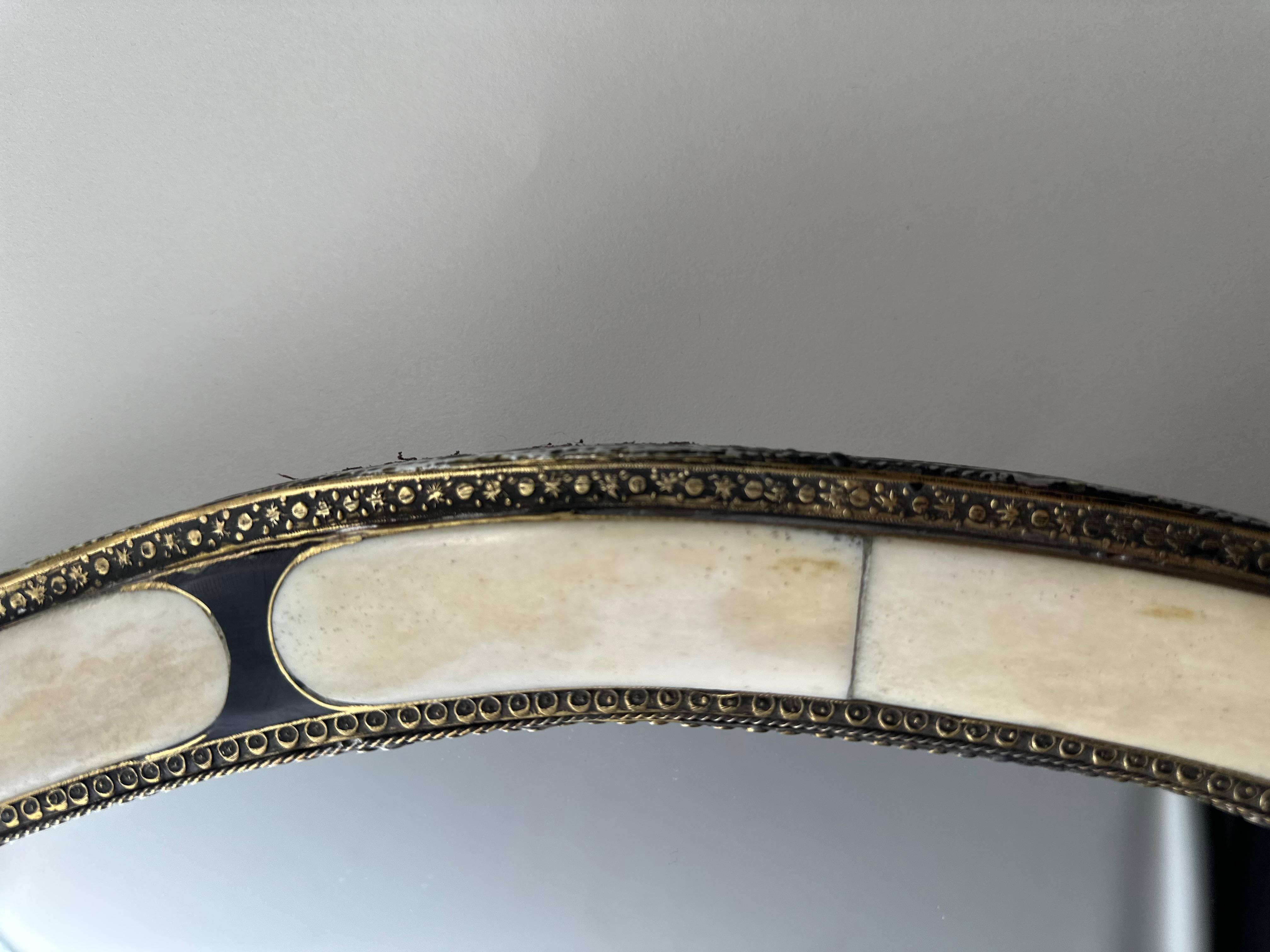 Pelle Stile Art Deco Fatto a mano Bianco e Nero con  Specchio rotondo intarsiato in ottone, una coppia in vendita