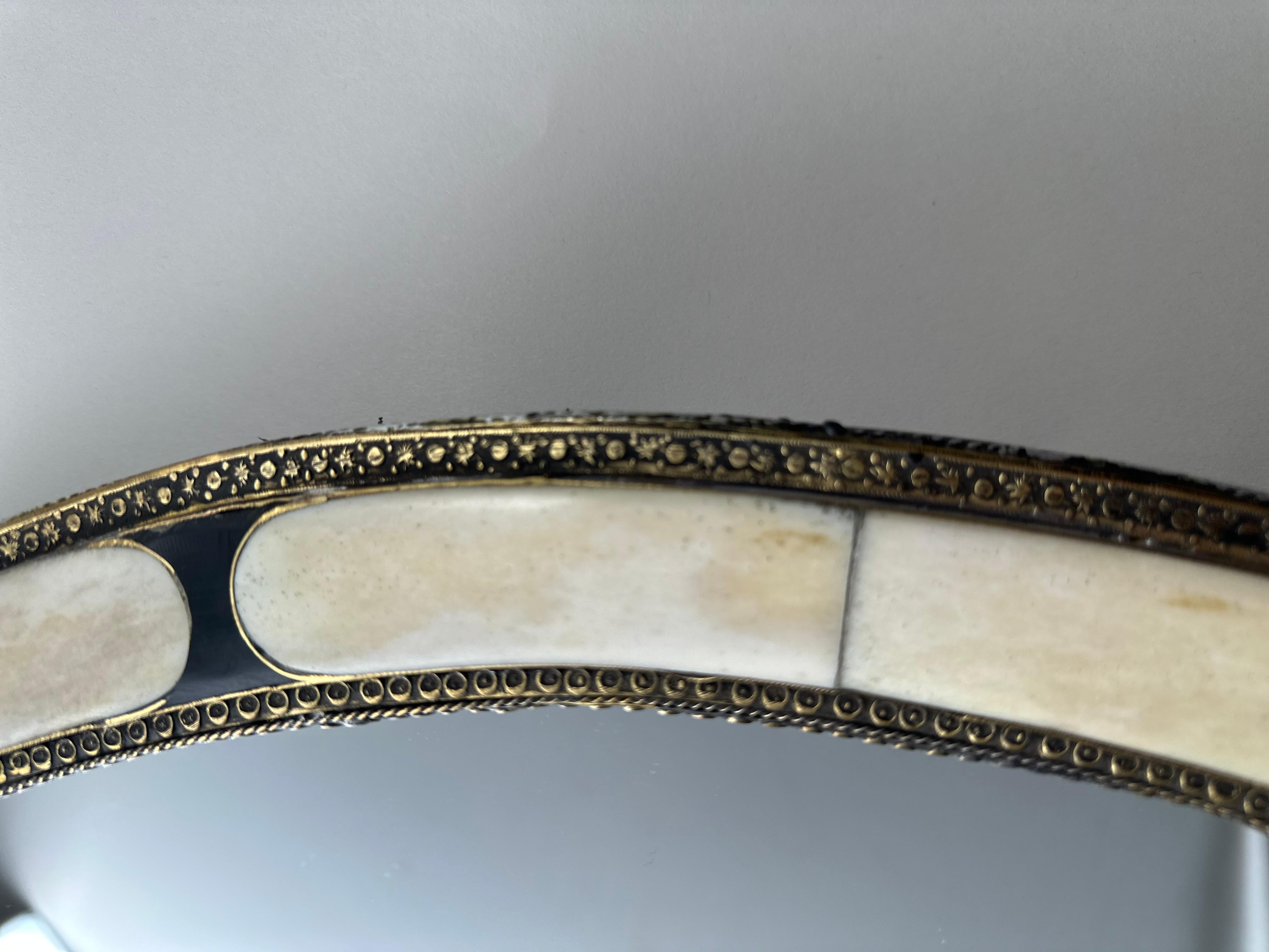 Stile Art Deco Fatto a mano Bianco e Nero con  Specchio rotondo intarsiato in ottone, una coppia in vendita 1