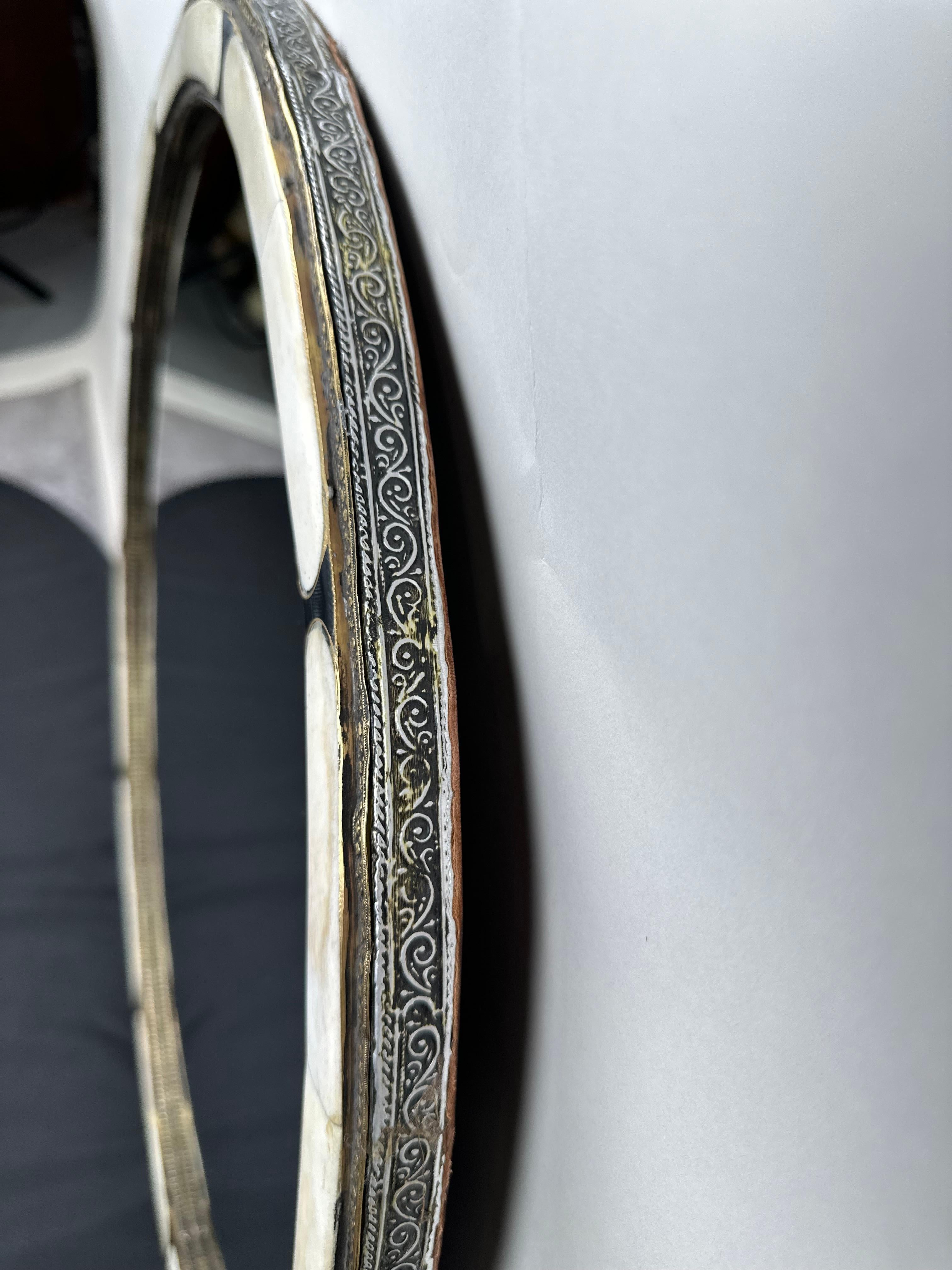 Stile Art Deco Fatto a mano Bianco e Nero con  Specchio rotondo intarsiato in ottone, una coppia in vendita 2