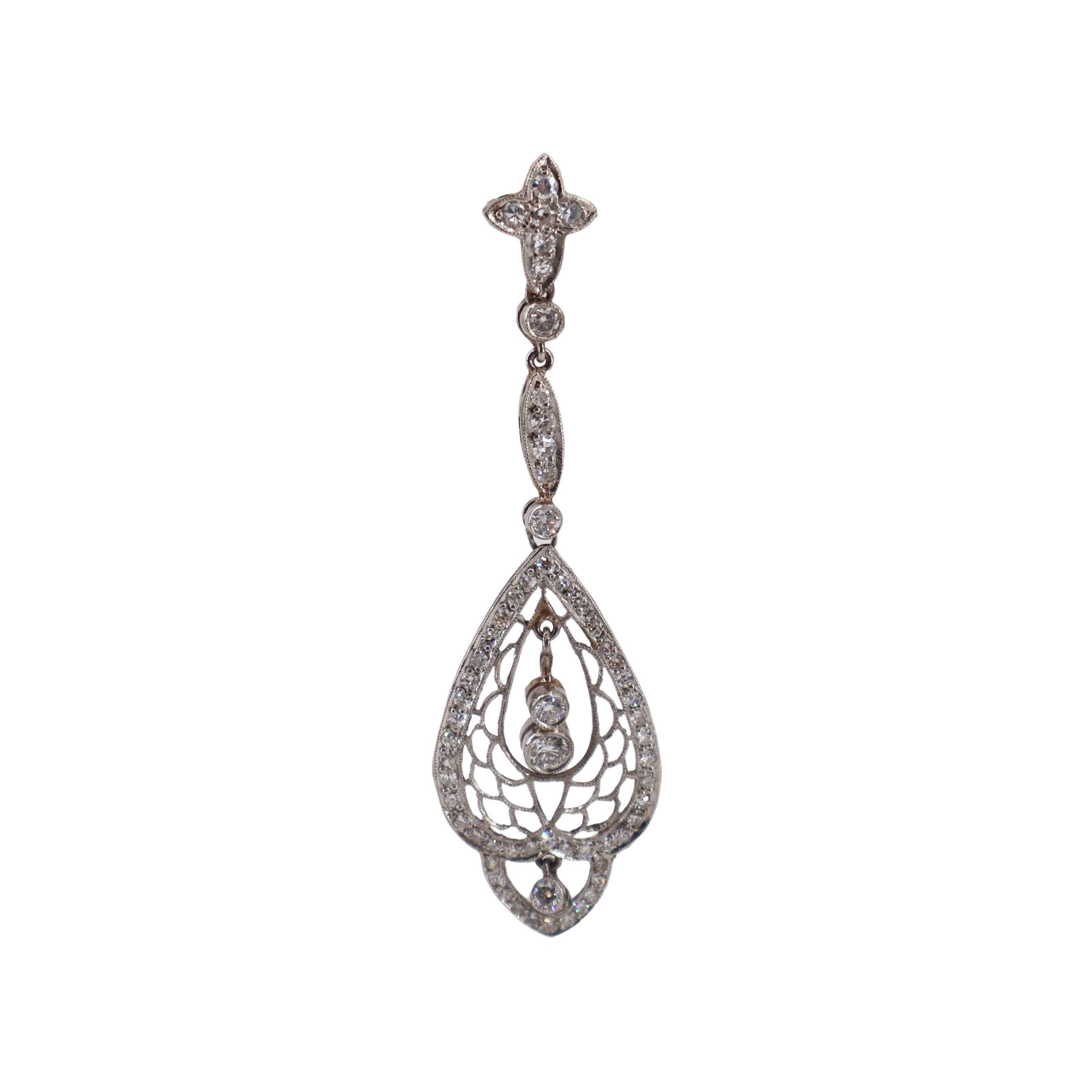 Orecchini pendenti in stile Art Déco in platino con 2,35 carati di diamanti in vendita 1