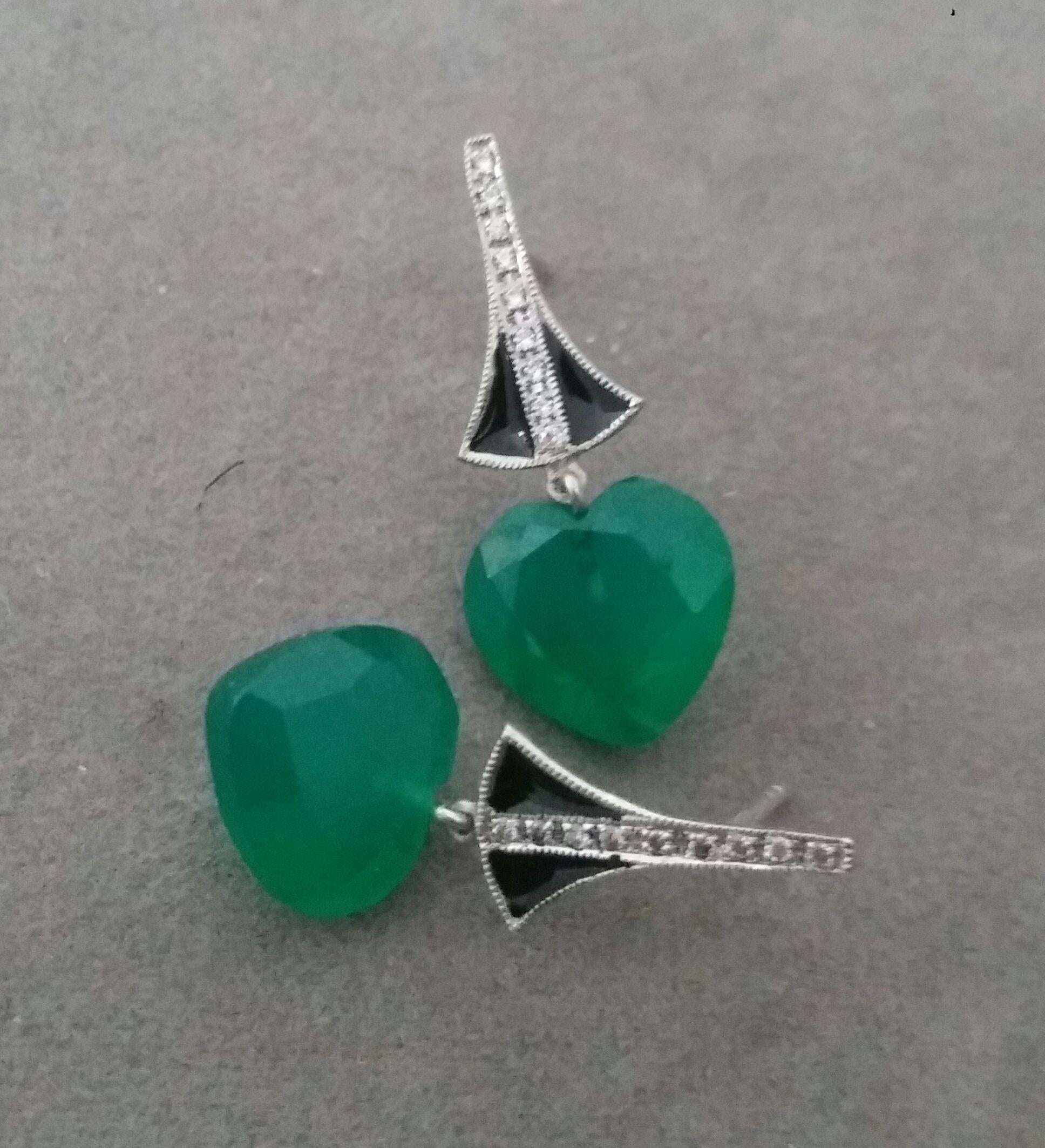 Cuore Orecchini a forma di cuore in stile Art Deco con onice verde, oro e diamanti, smalto nero e penzoloni in vendita
