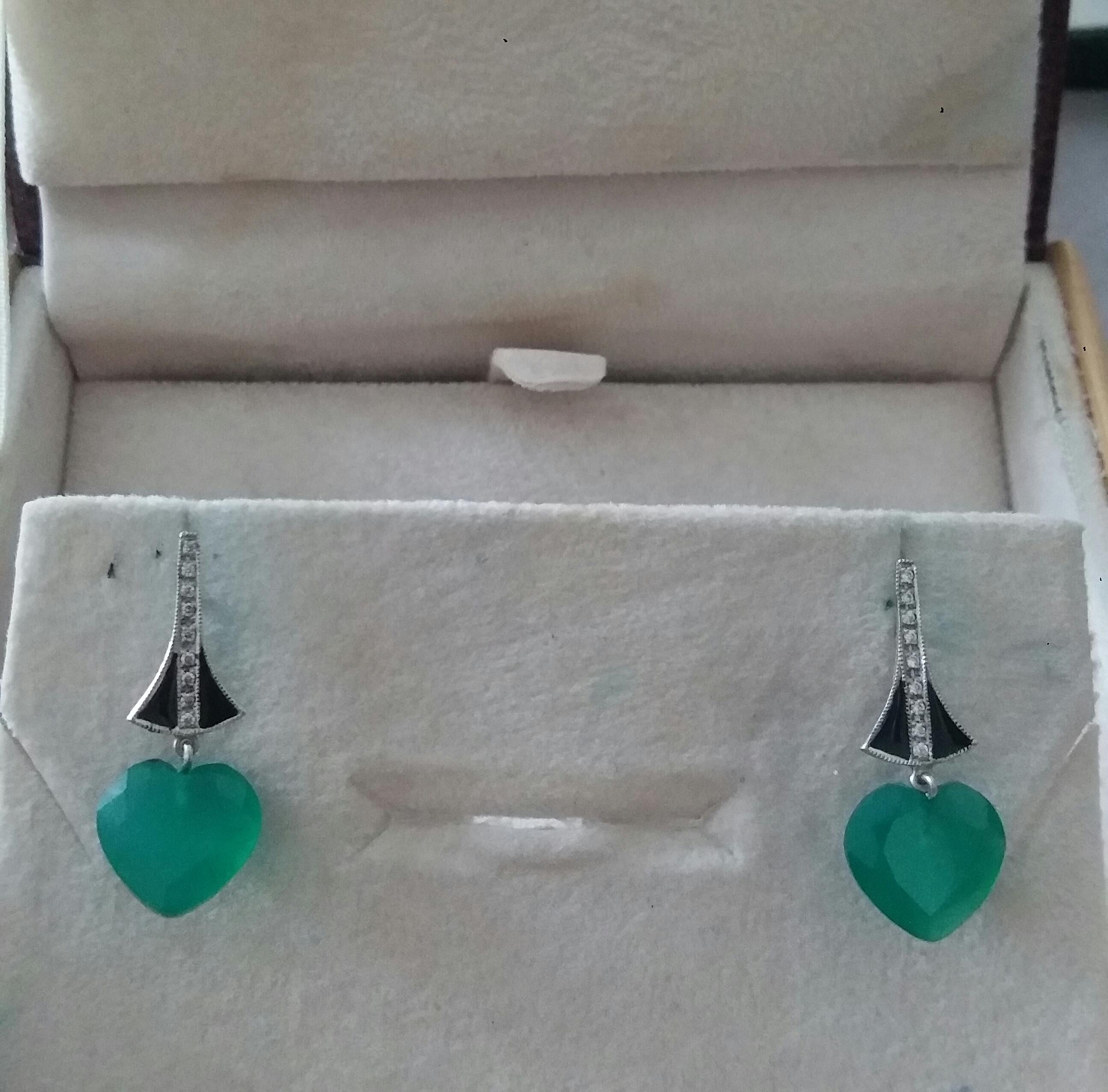 Donna Orecchini a forma di cuore in stile Art Deco con onice verde, oro e diamanti, smalto nero e penzoloni in vendita