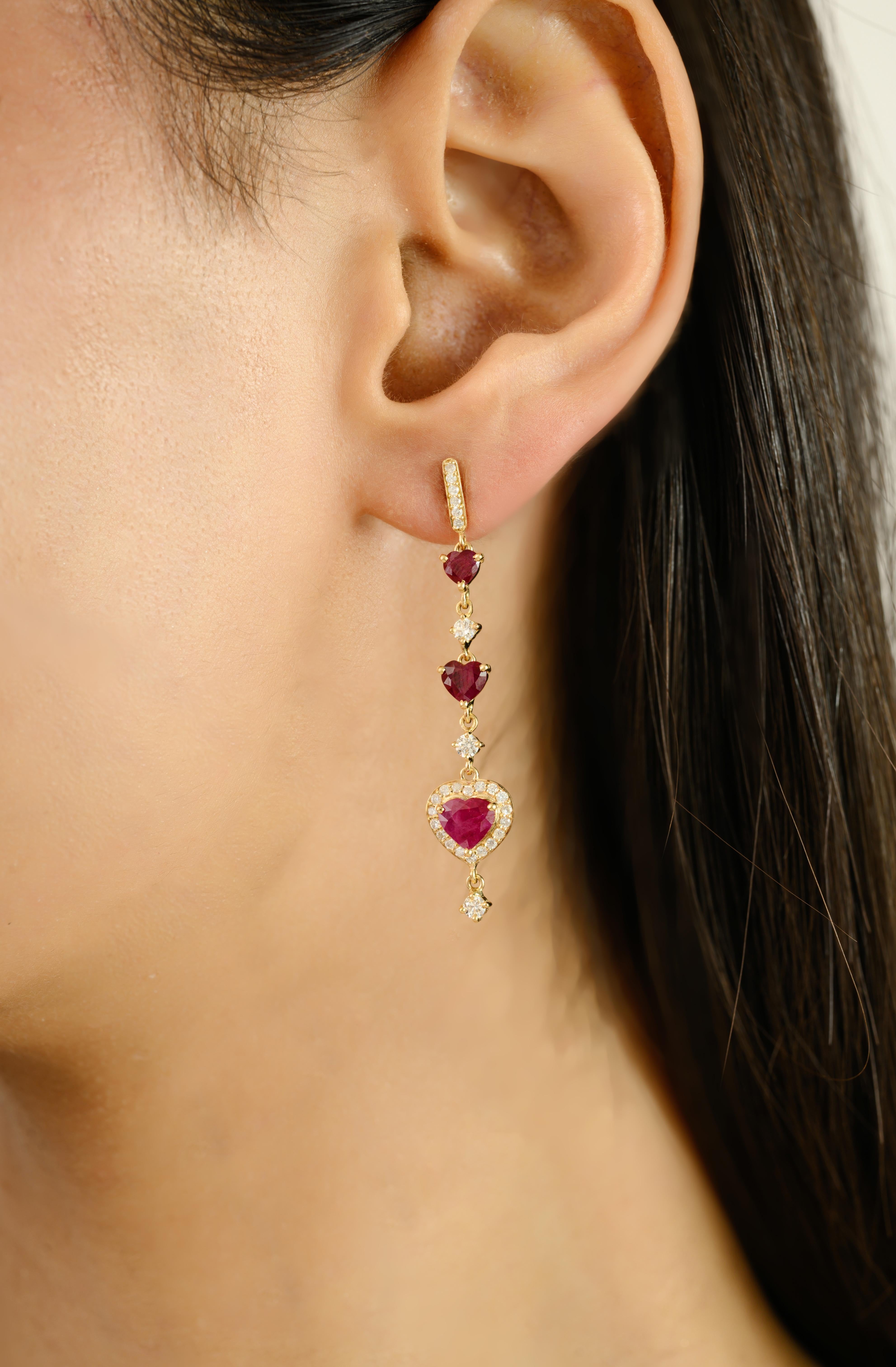 Boucles d'oreilles pendantes en or jaune 18k avec rubis et diamants en forme de coeur de style Art Déco Pour femmes en vente