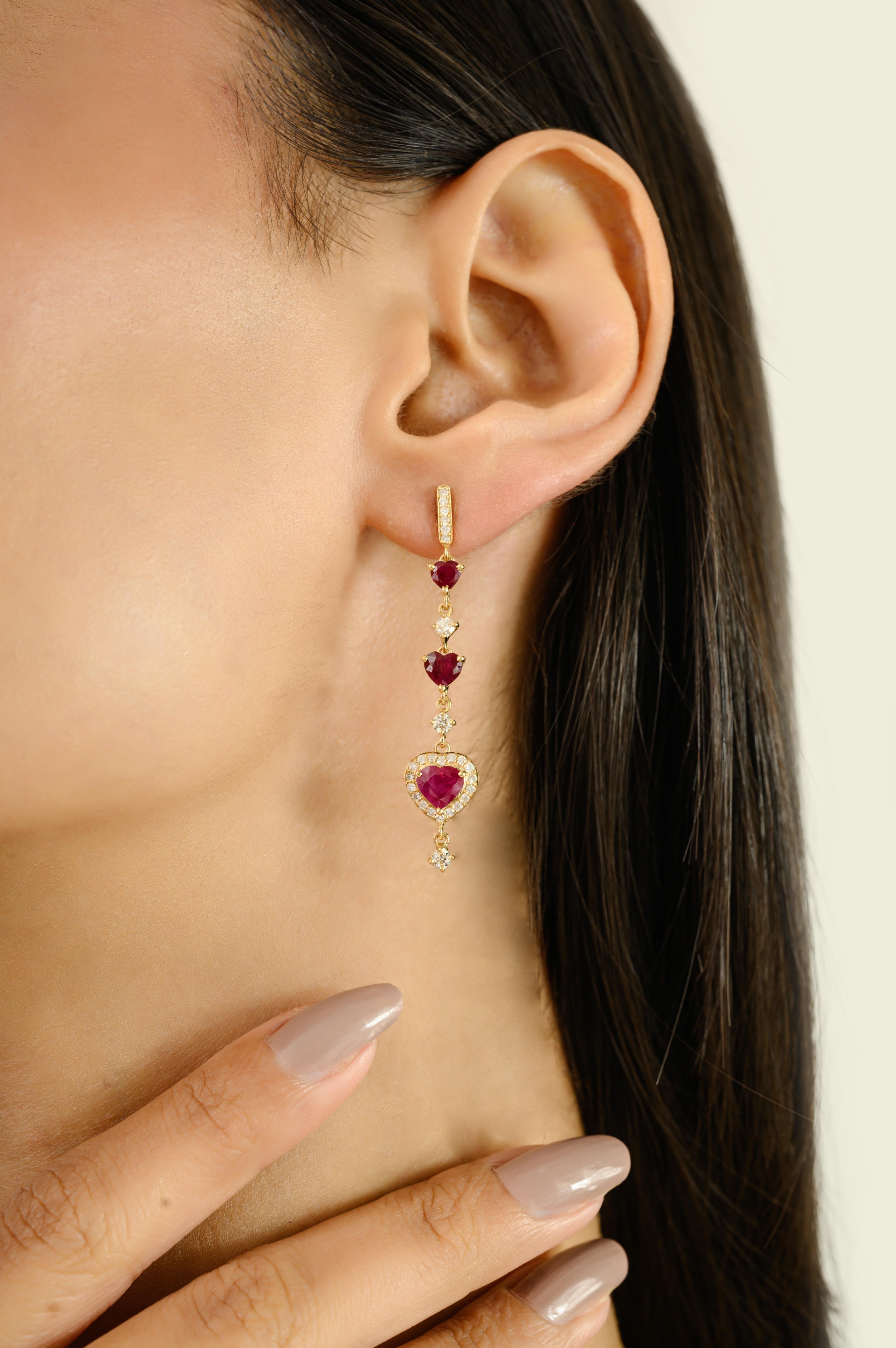 Boucles d'oreilles pendantes en or jaune 18k avec rubis et diamants en forme de coeur de style Art Déco en vente 2
