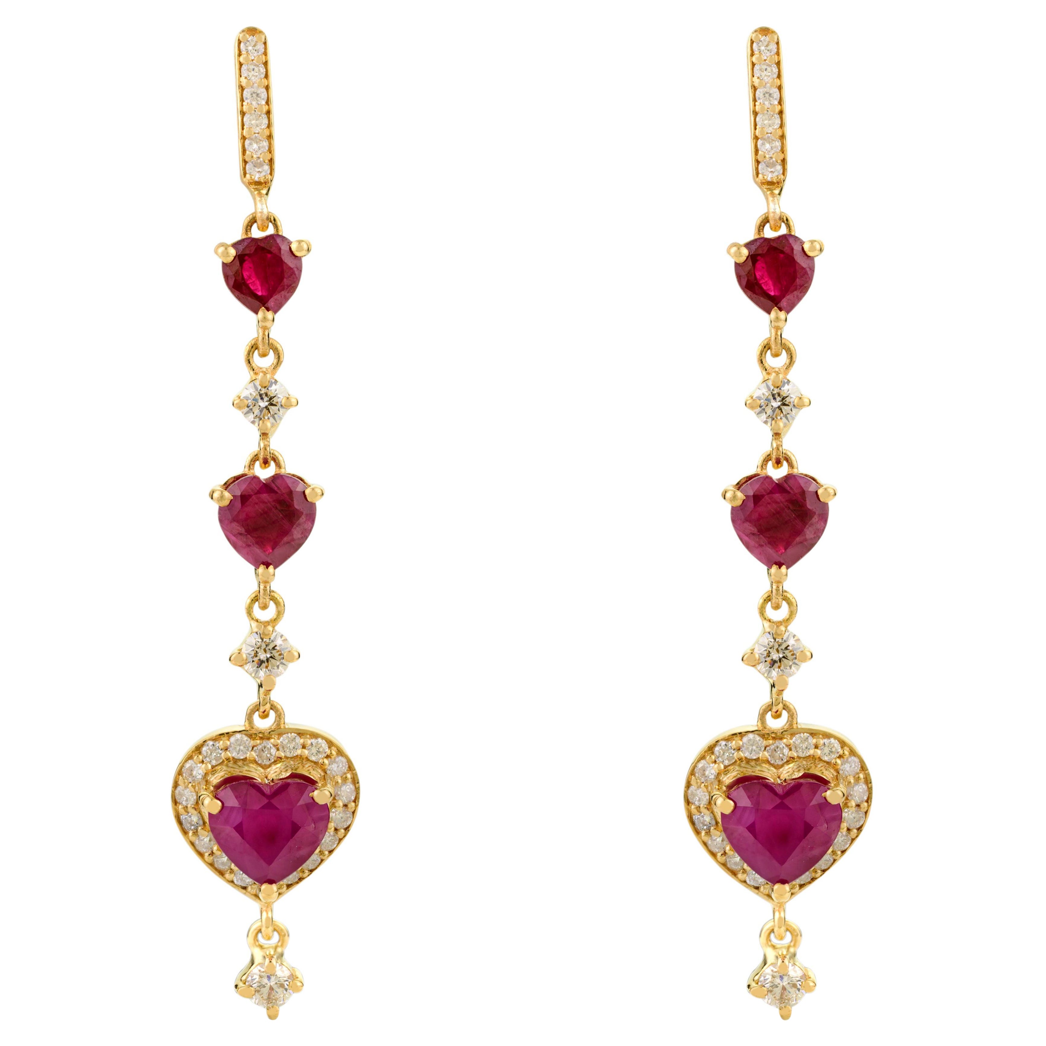 Boucles d'oreilles pendantes en or jaune 18k avec rubis et diamants en forme de coeur de style Art Déco