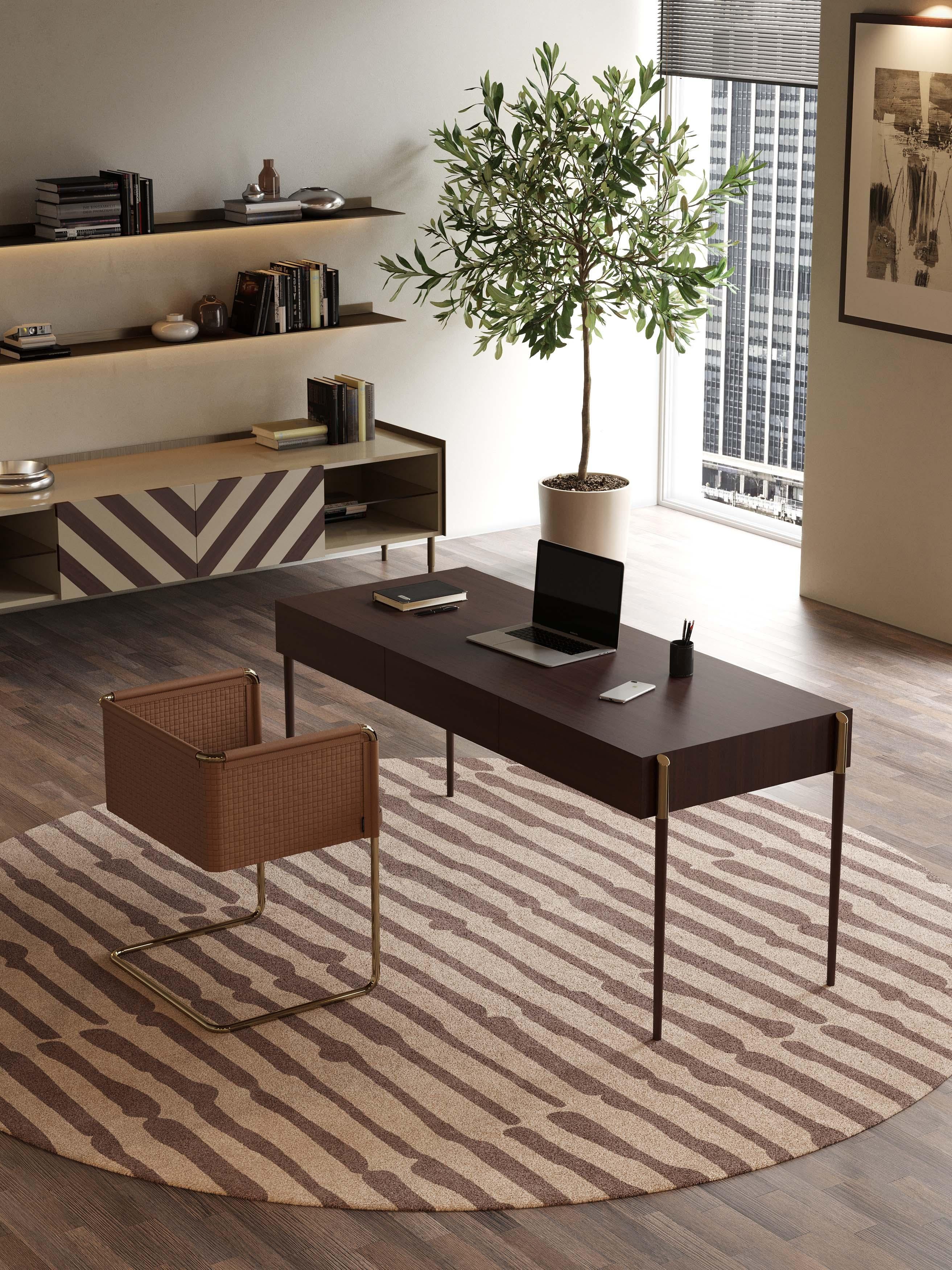 Brossé Bureau de style Art Déco en bois et laiton, fabriqué à la main par Stylish Club en vente