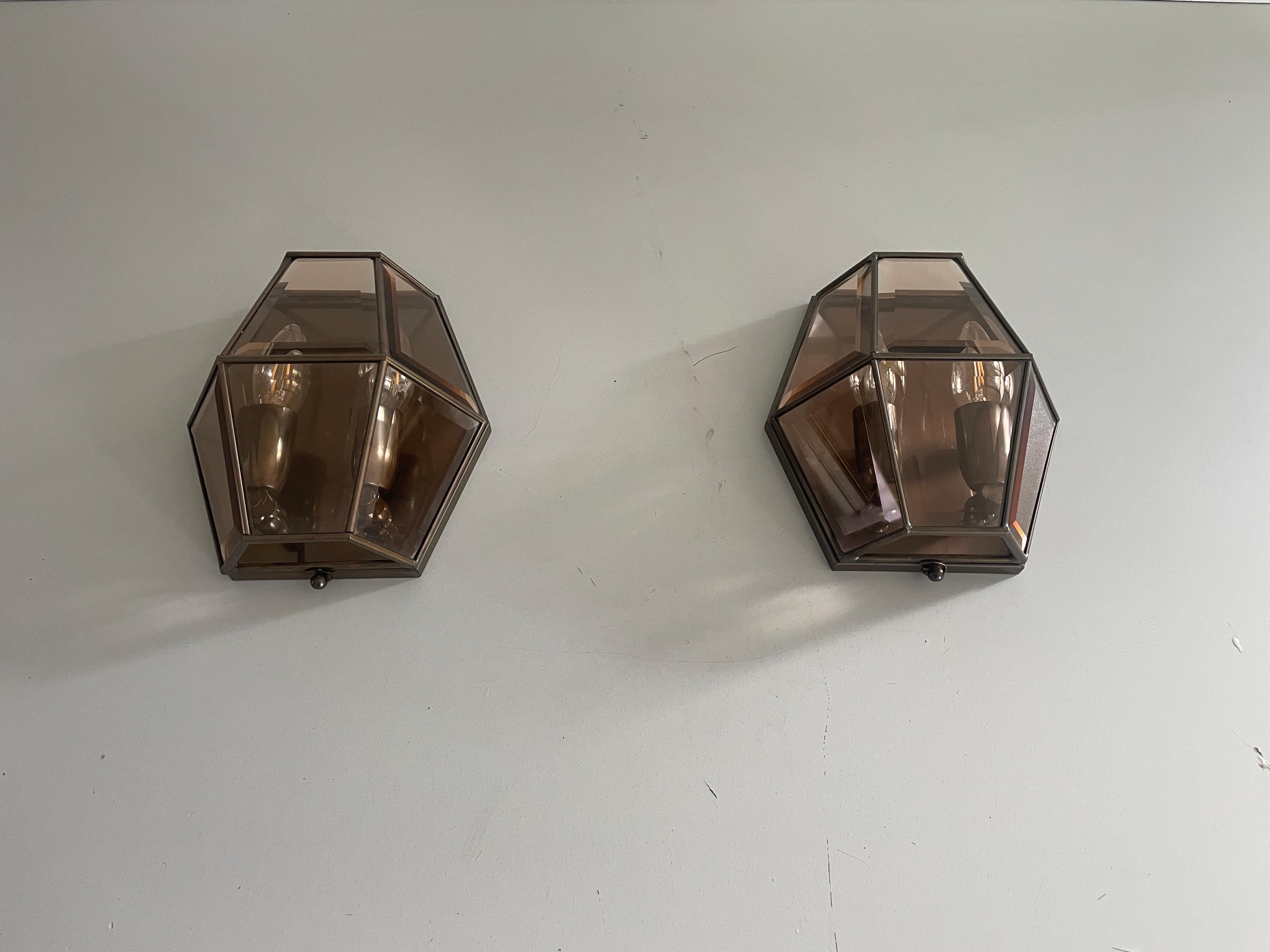 Art Deco Style Hexagonal Frame Glass Pair of Sconces, 1960s, Germany

Very nice high quality wall lamps.

Lamps are in very good vintage condition.


These lamps works with 2x E14 standard light bulbs. 
Wired and suitable to use in all countries.