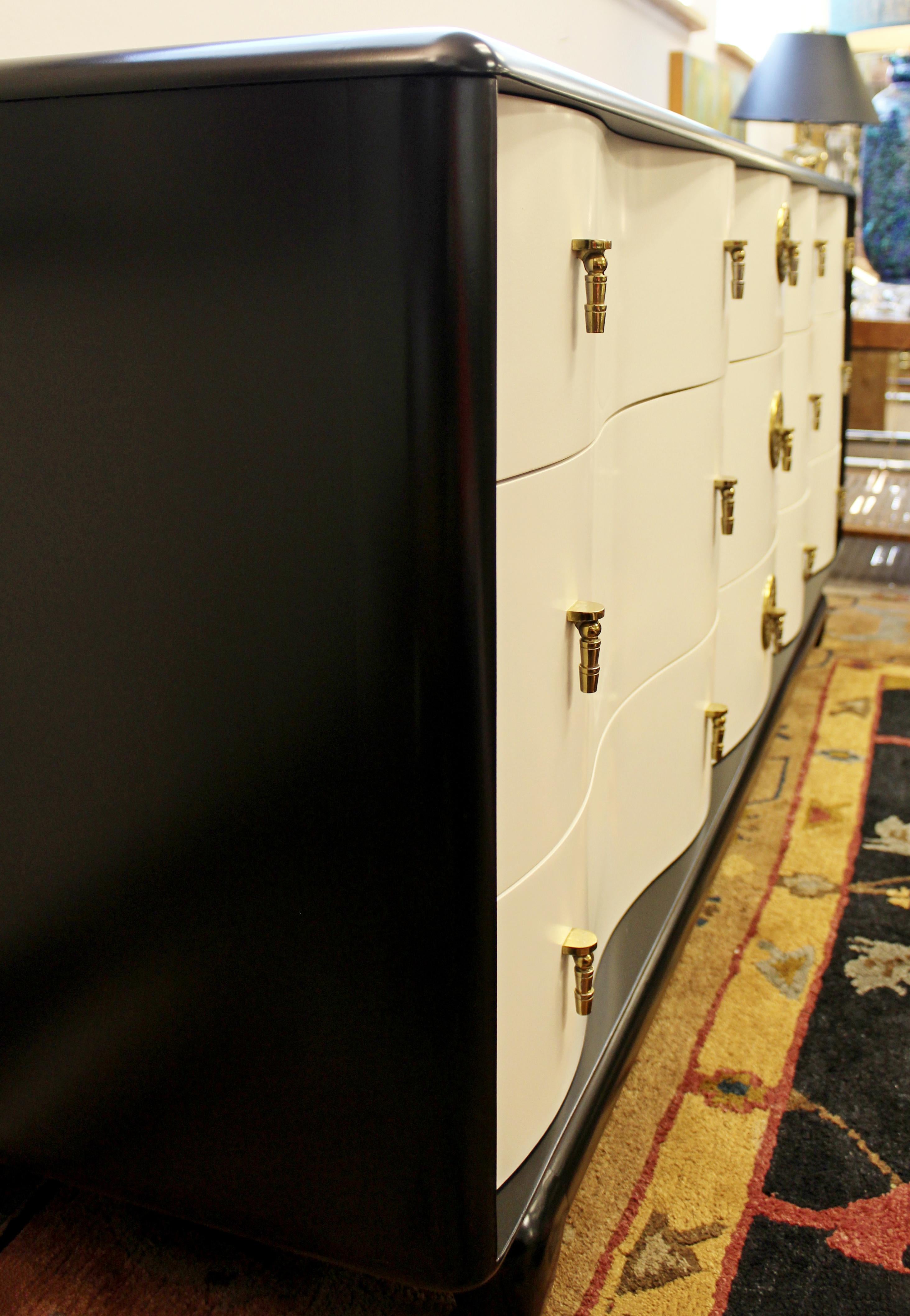 Art Deco Style Hollywood Regency Kent Coffey 2-Tone Lacquer Credenza Cabinet In Good Condition In Keego Harbor, MI