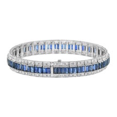 Pulsera Línea de Oro Blanco de 18 K Inspirada en el Estilo Art Déco con Zafiro Azul y Diamantes