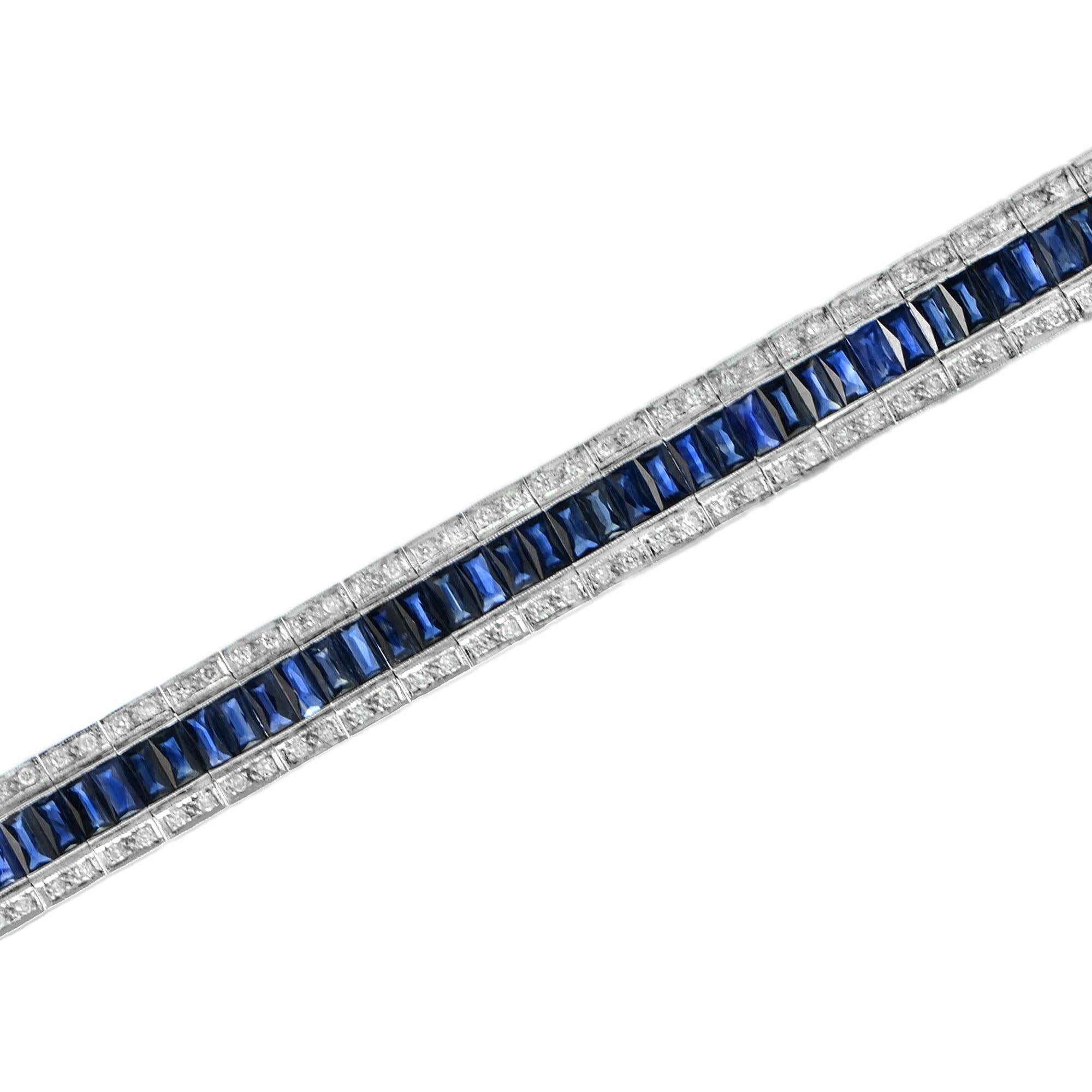 Taille française Bracelet d'inspiration Art Line en or blanc 18K avec saphirs bleus et diamants de style Art Line en vente