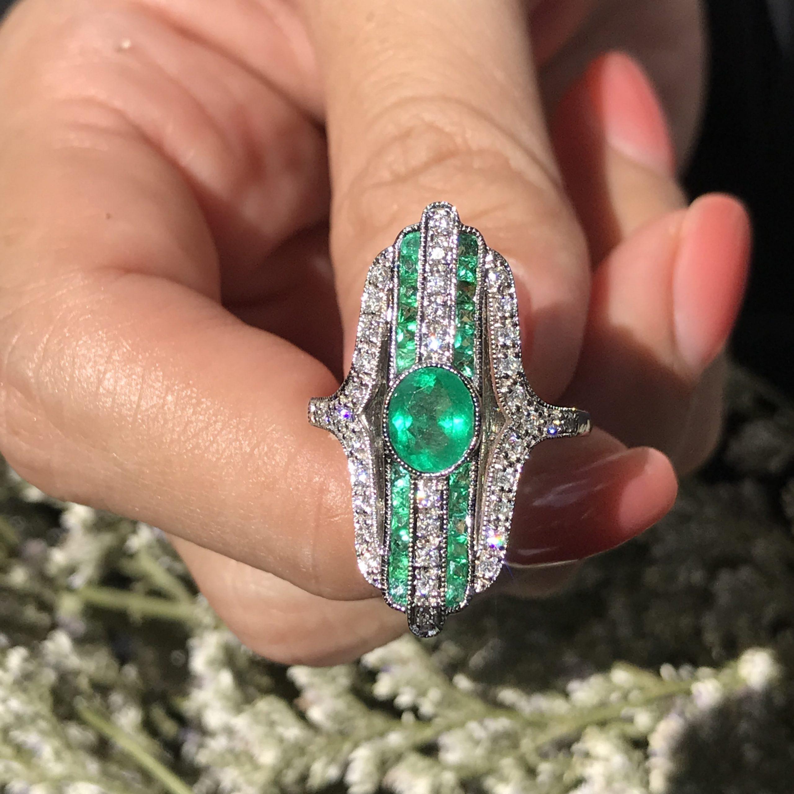 Art Deco Style Inspired Green Emerald with Diamond Cocktail White Gold Ring Damen im Angebot