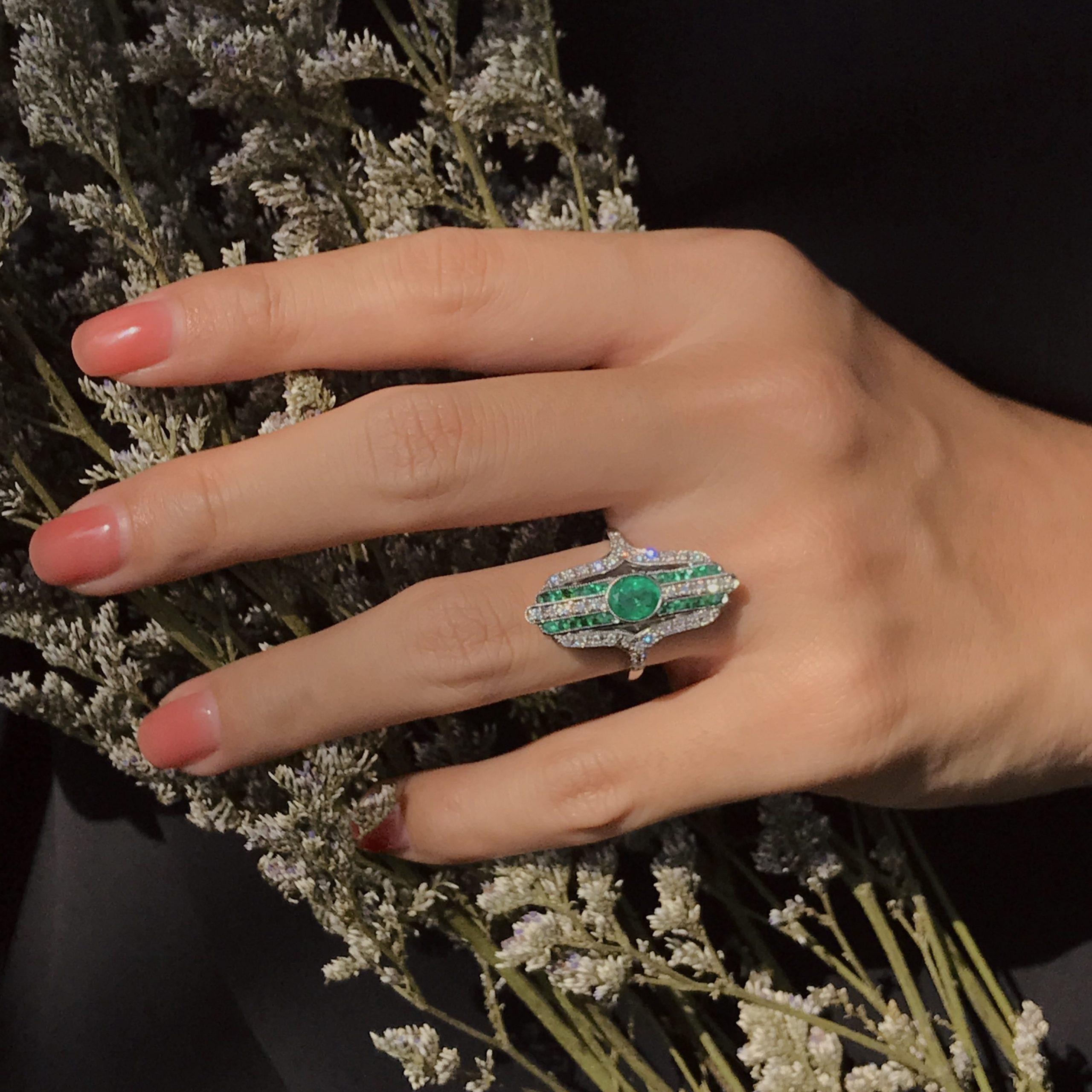 Art Deco Style Inspired Green Emerald with Diamond Cocktail White Gold Ring im Angebot 1