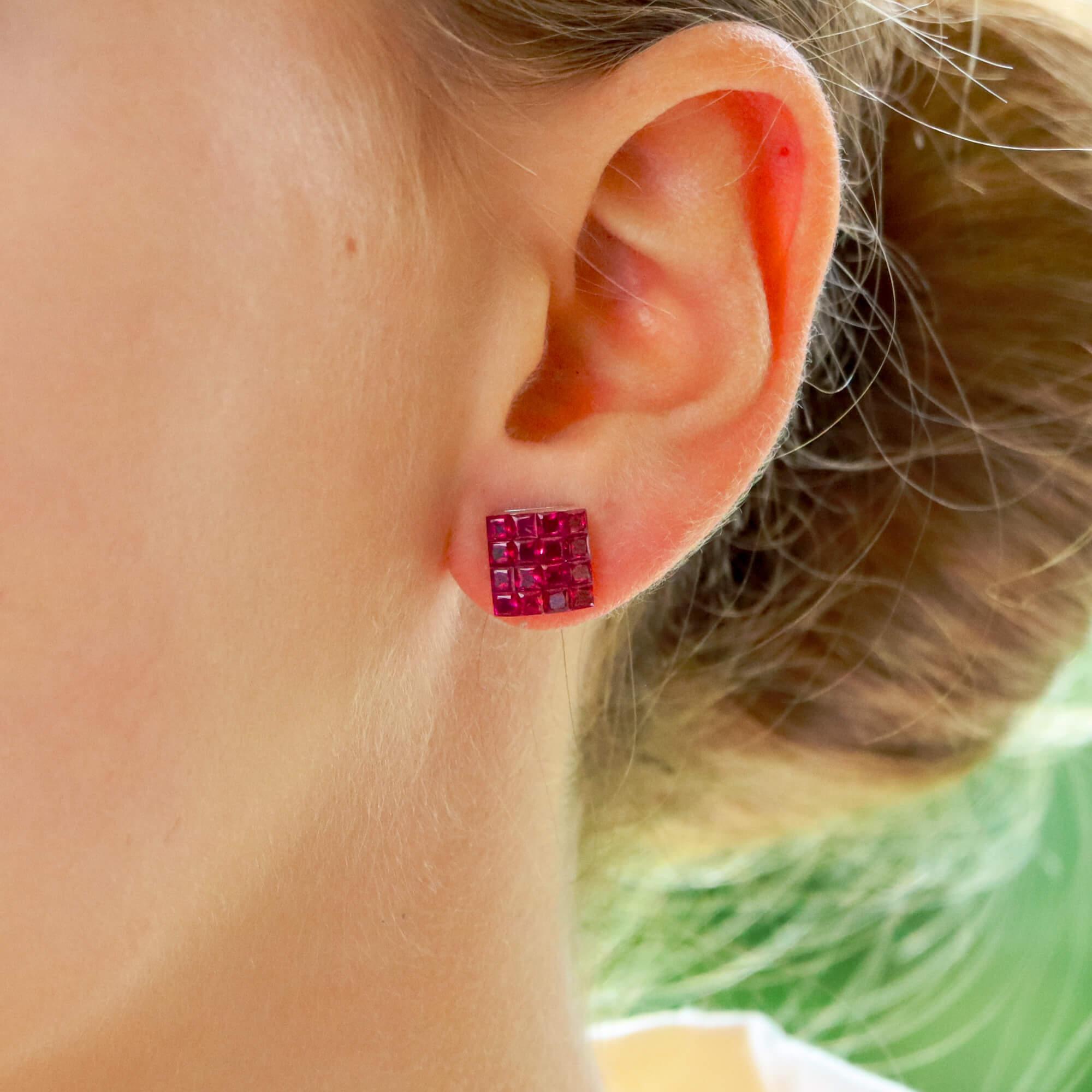 Art Deco Style Invisibly Set Princess Cut Ruby Earrings in 18 Karat White Gold In Good Condition For Sale In London, GB