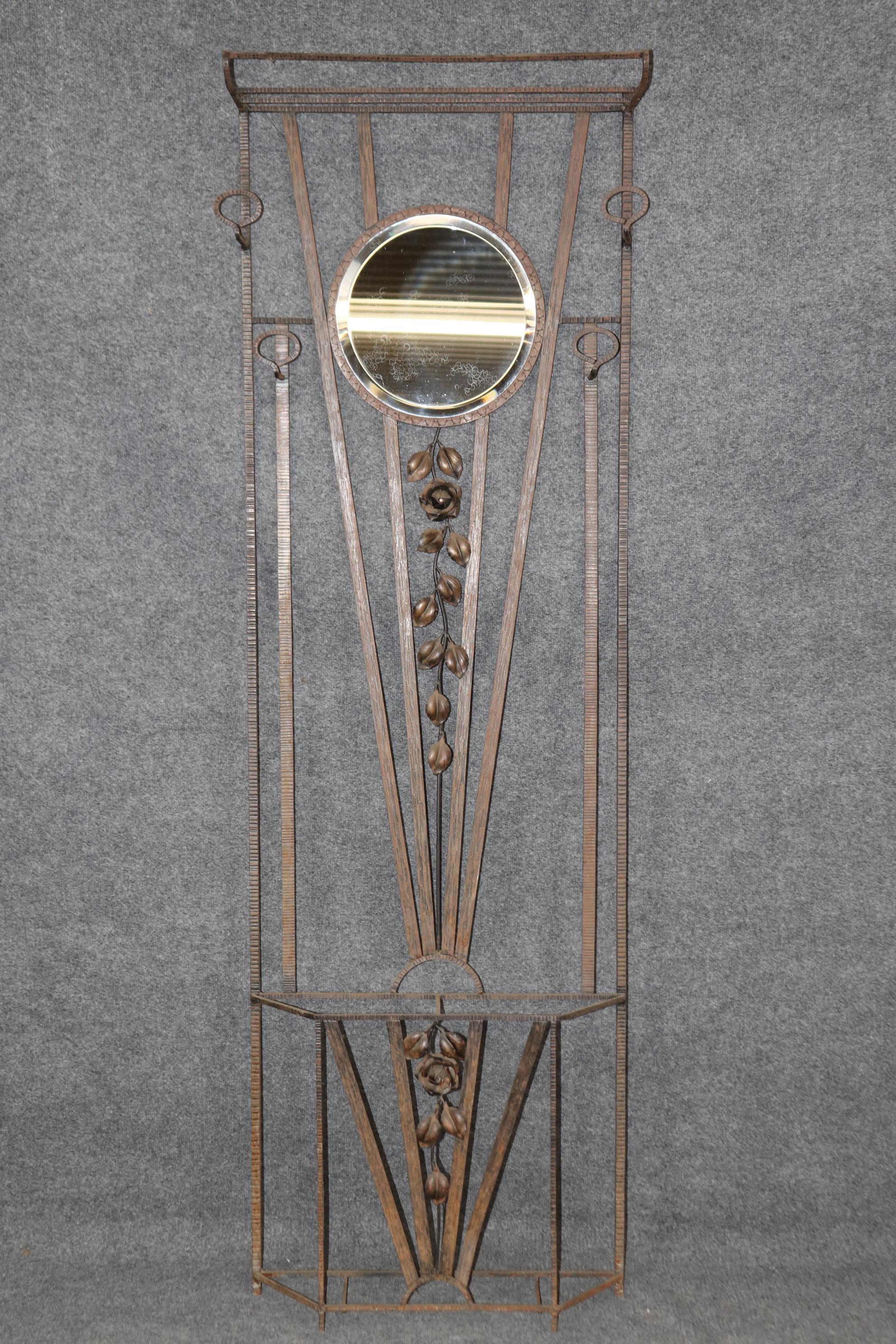Dimensions - H : 75 3/4 in W : 24 in D : 8 1/2 in 

Ce portemanteau en fer de style Art déco français à la manière d'Oscar Bach est une pièce remarquable et fonctionnelle qui illustre l'élégance et le savoir-faire de l'époque Art déco. Inspiré par