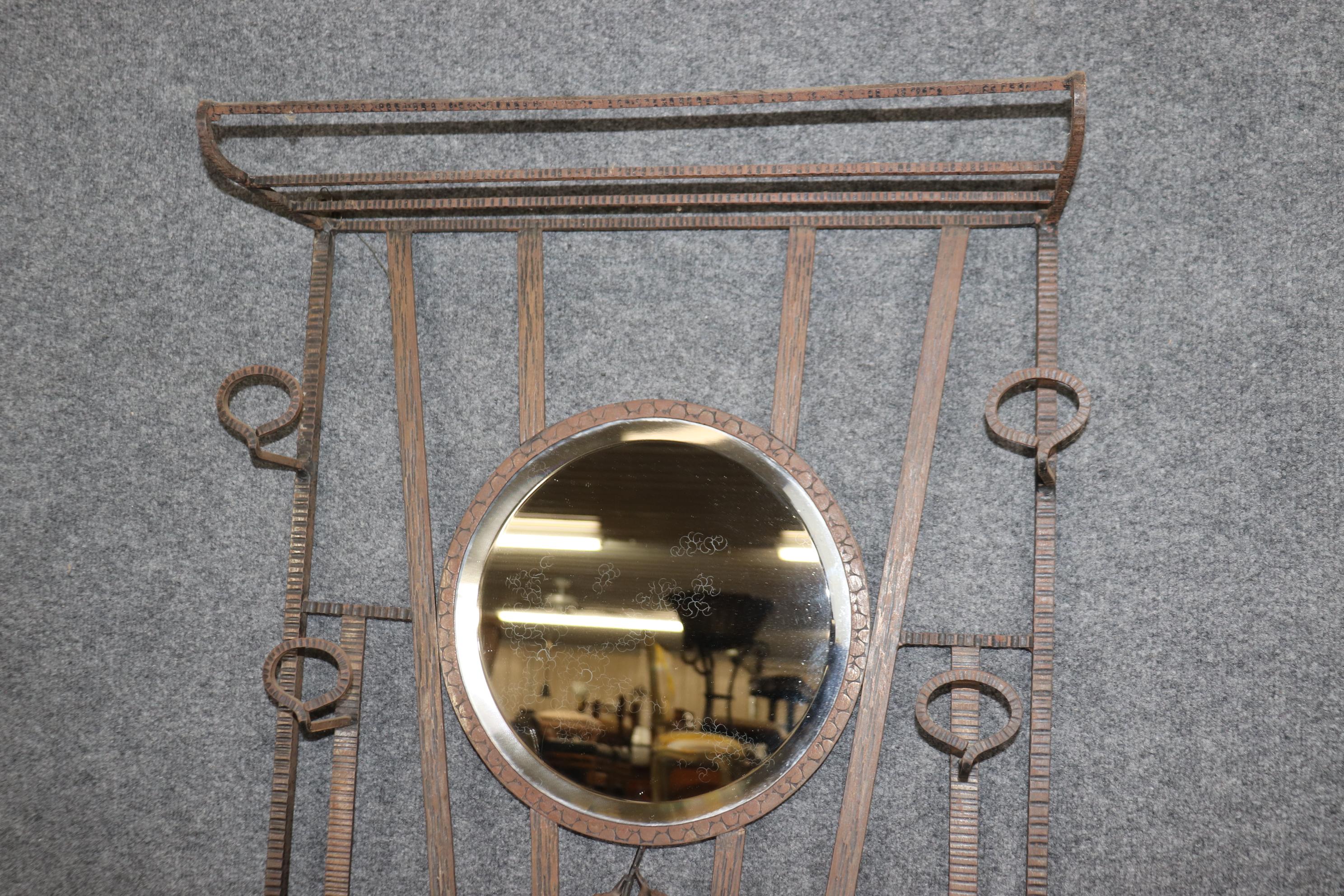 Moulage Porte-monnaie en fer de style Art déco à la manière d'Oscar Bach en vente