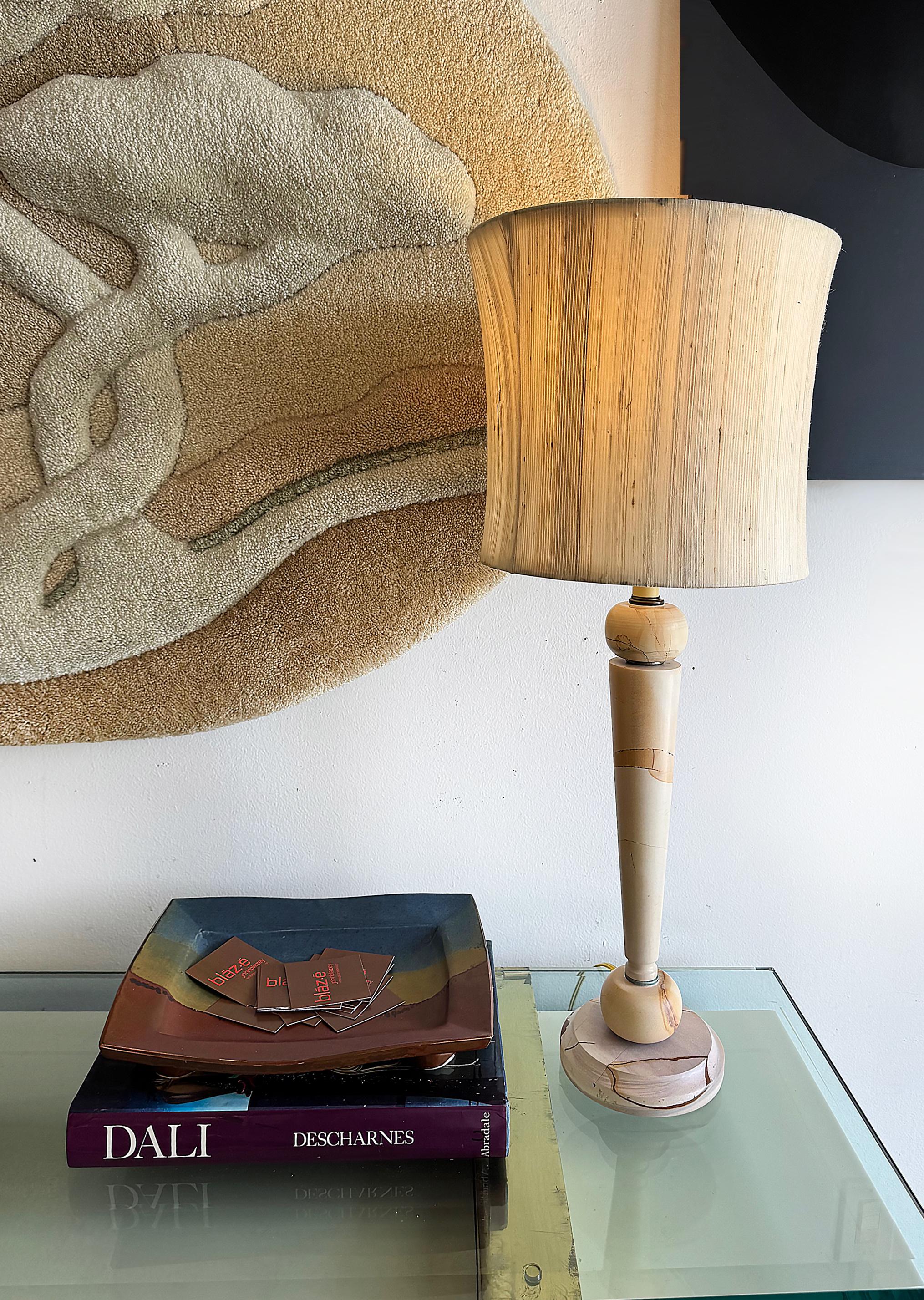 Lampe de table en marbre brèche italienne de style Art Déco, abat-jour original

Cette lampe de table de style art déco de la fin du 20e siècle a été réalisée en marbre italien Breccia dans des tons de rose, de tan, de brun et de cuivre. La colonne