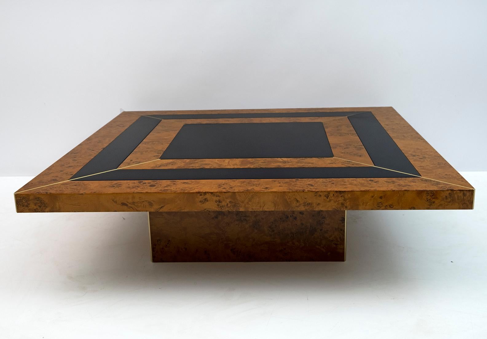Excellent Italian Art Deco style coffee table. The base and the top are in walnut briar, while the top is inlaid in walnut briar with black lacquered decorations and brass inserts.