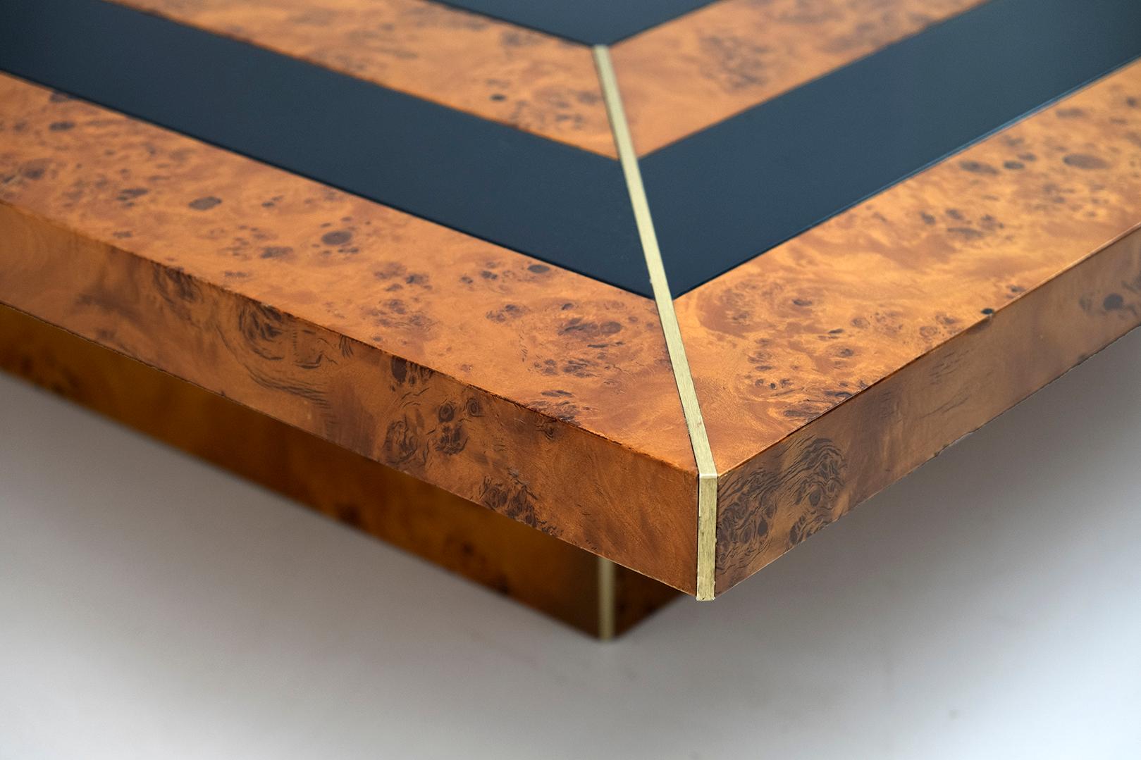 Couchtisch aus italienischem Nussbaum und Lack im Art-Dco-Stil, 1970er Jahre im Angebot 1