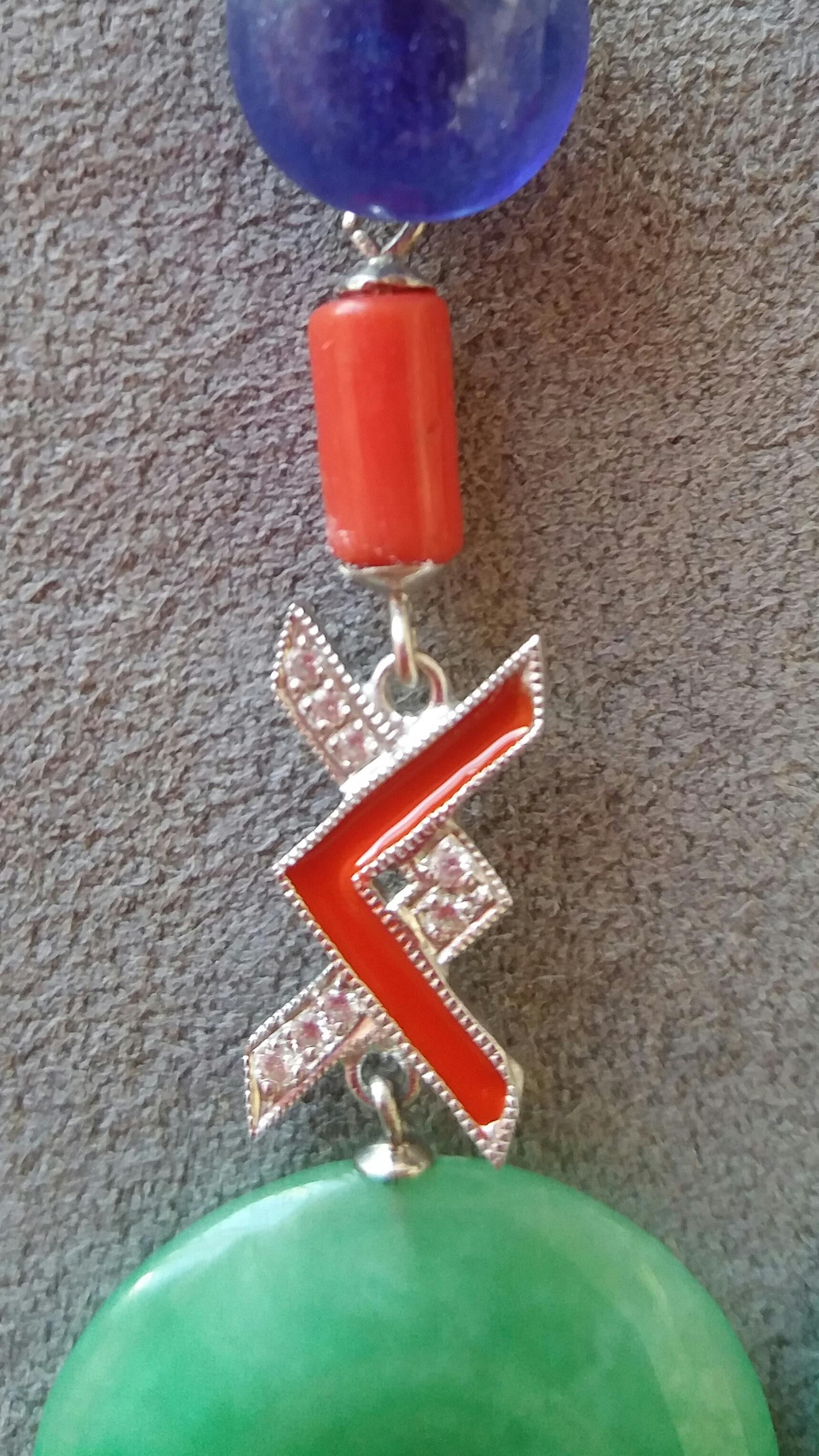 Donna Orecchini pendenti in stile Art Deco con giada, zaffiro blu e smalto in oro 14K e diamanti in vendita