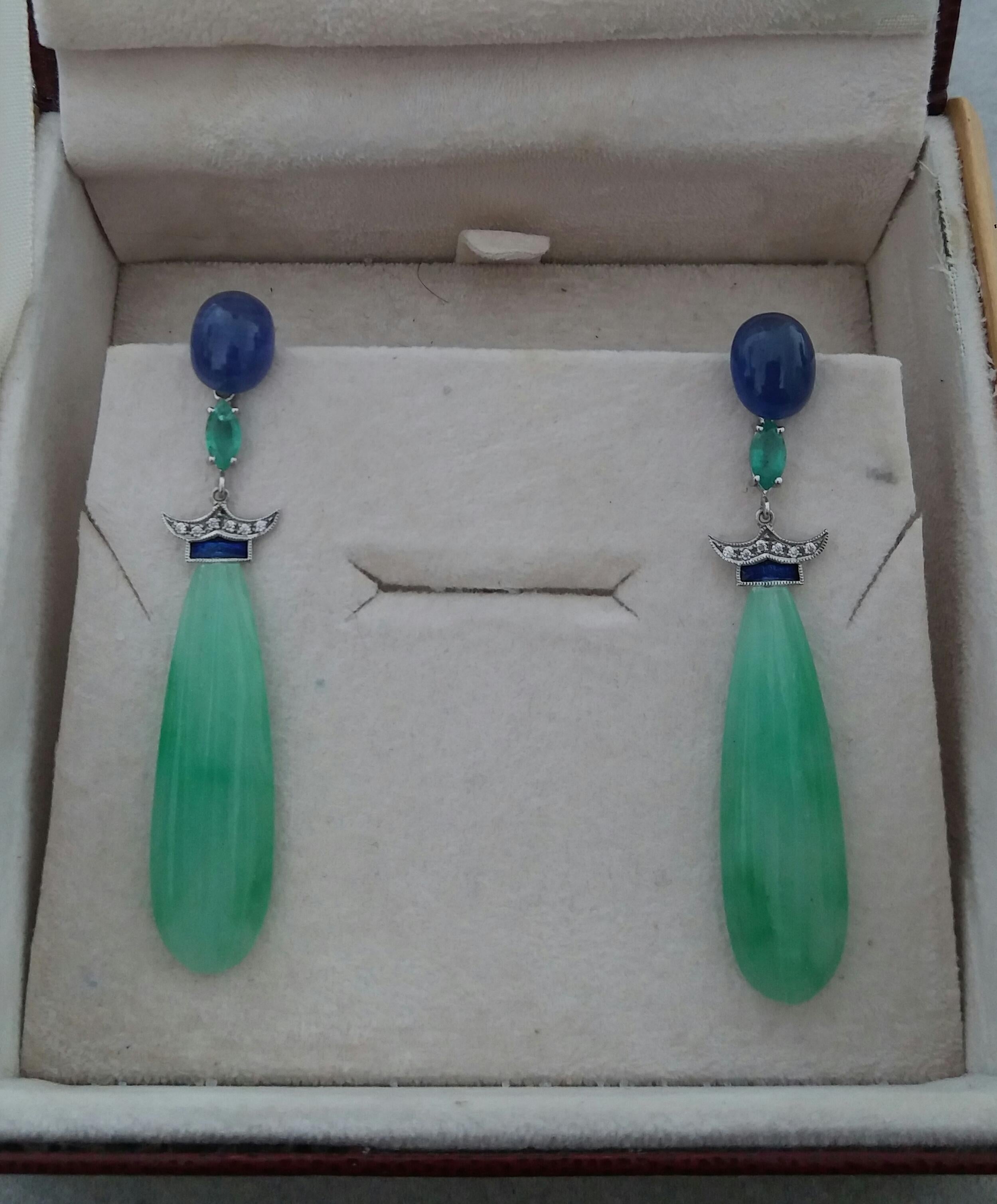 Boucles d'oreilles en goutte de style Art déco en jade, saphirs bleus, émeraudes, or, émail et diamants en vente 2