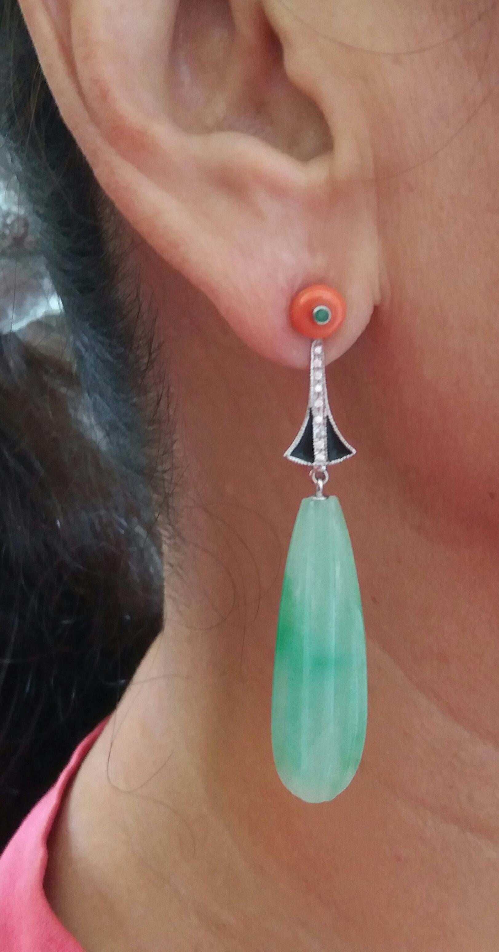 Orecchini a goccia in stile Art Deco di giada, corallo e smeraldi, smalto nero e oro con diamanti in vendita 4
