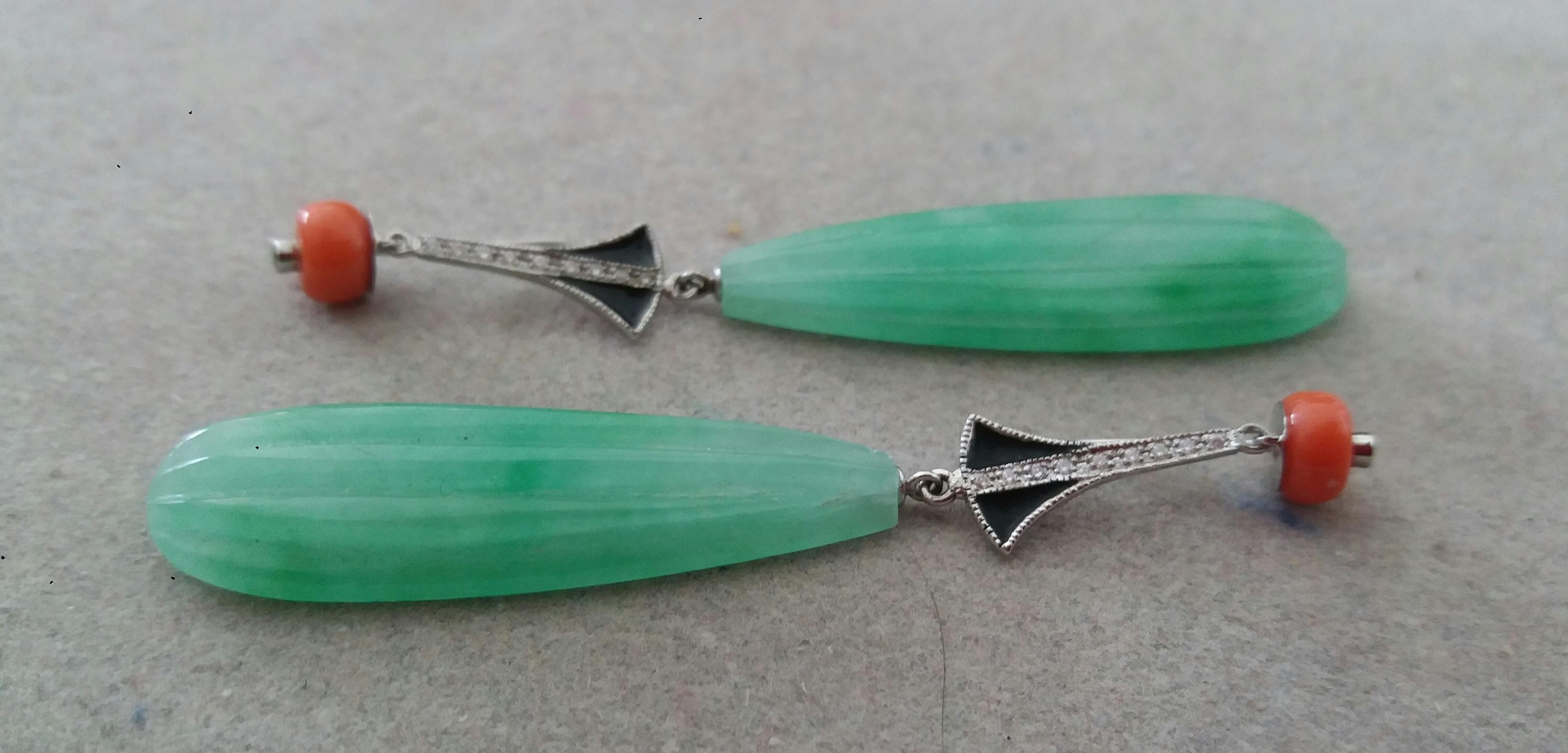 Taglio misto Orecchini a goccia in stile Art Deco di giada, corallo e smeraldi, smalto nero e oro con diamanti in vendita