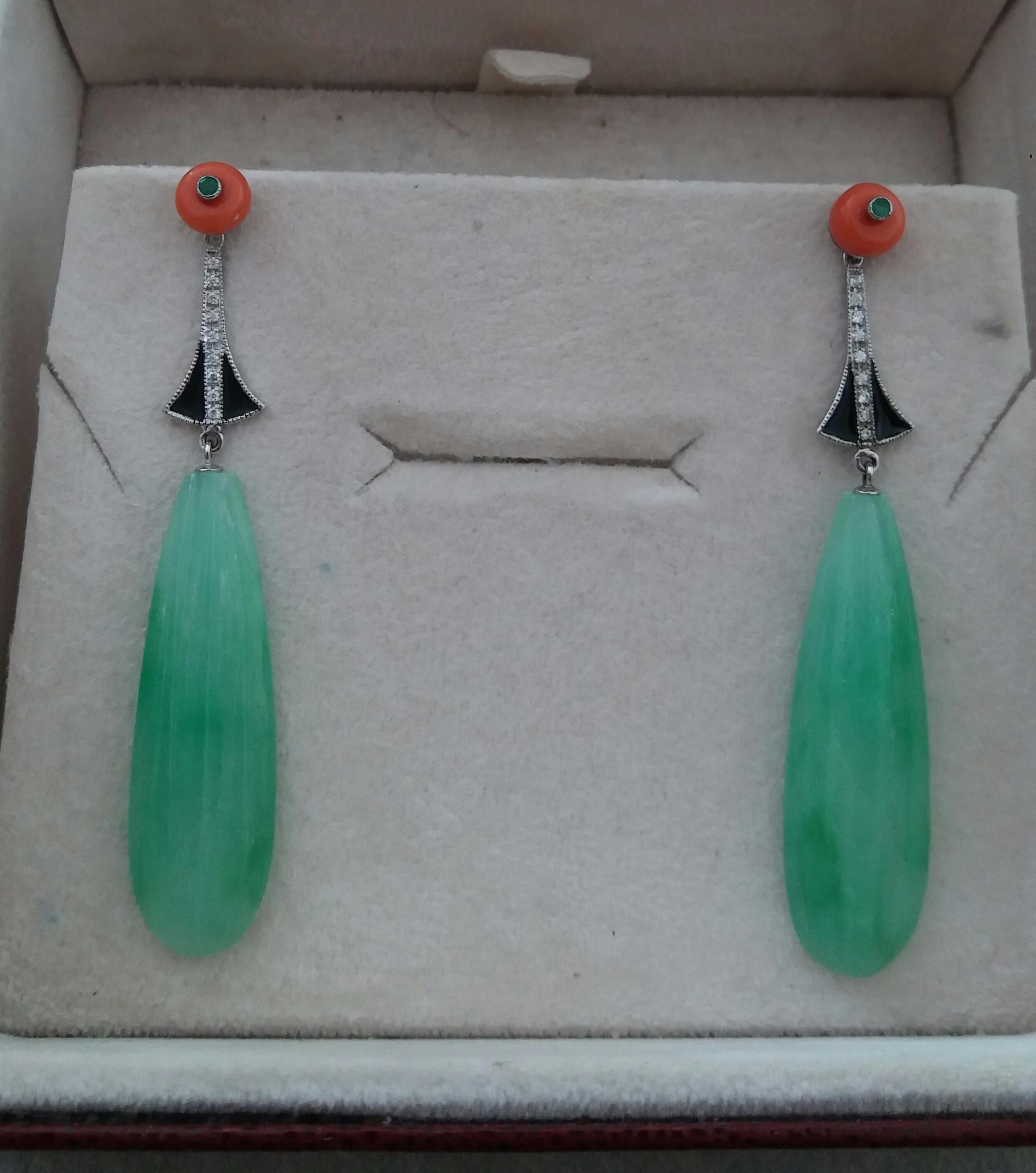 Donna Orecchini a goccia in stile Art Deco di giada, corallo e smeraldi, smalto nero e oro con diamanti in vendita