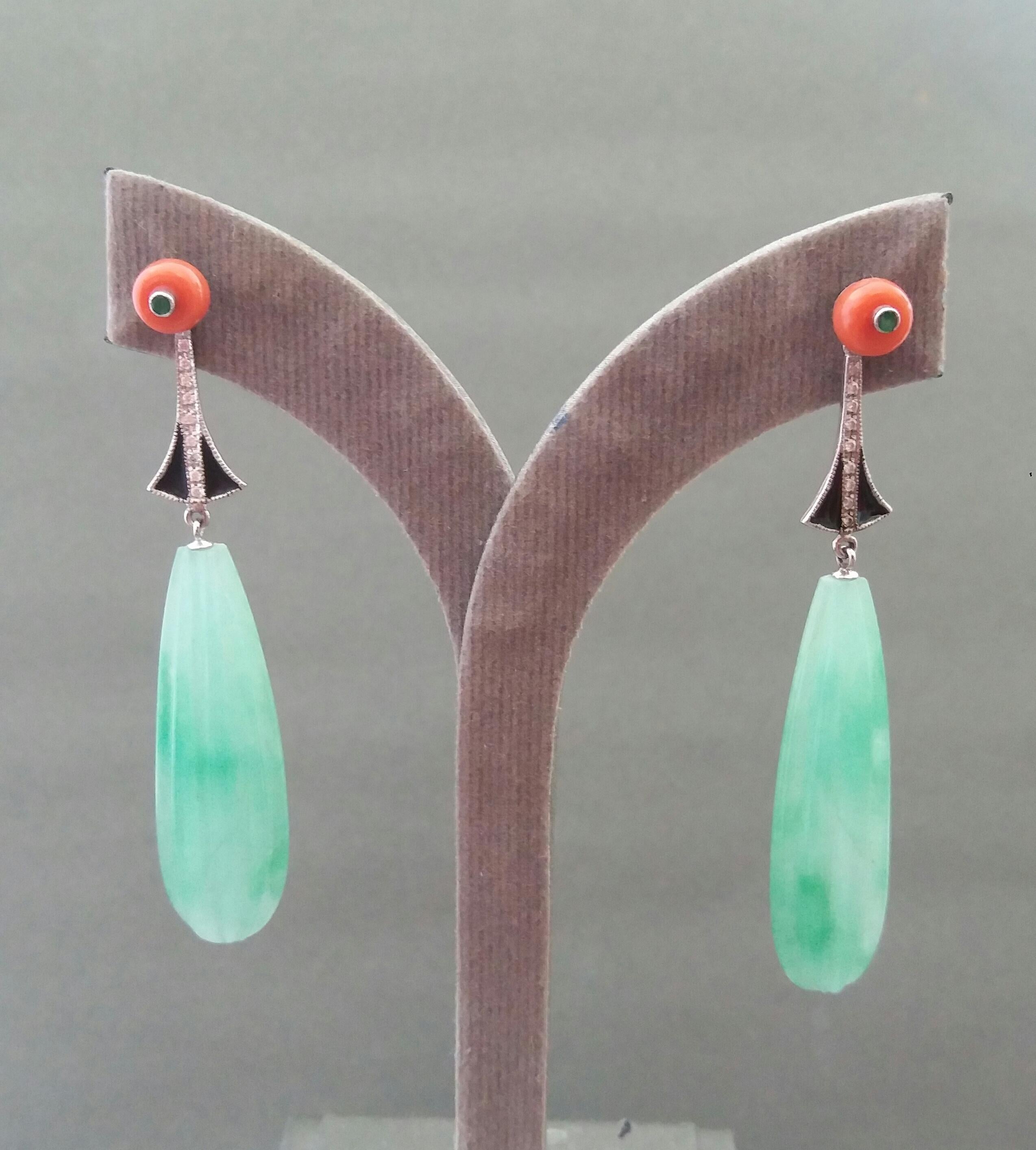 Orecchini a goccia in stile Art Deco di giada, corallo e smeraldi, smalto nero e oro con diamanti in vendita 2