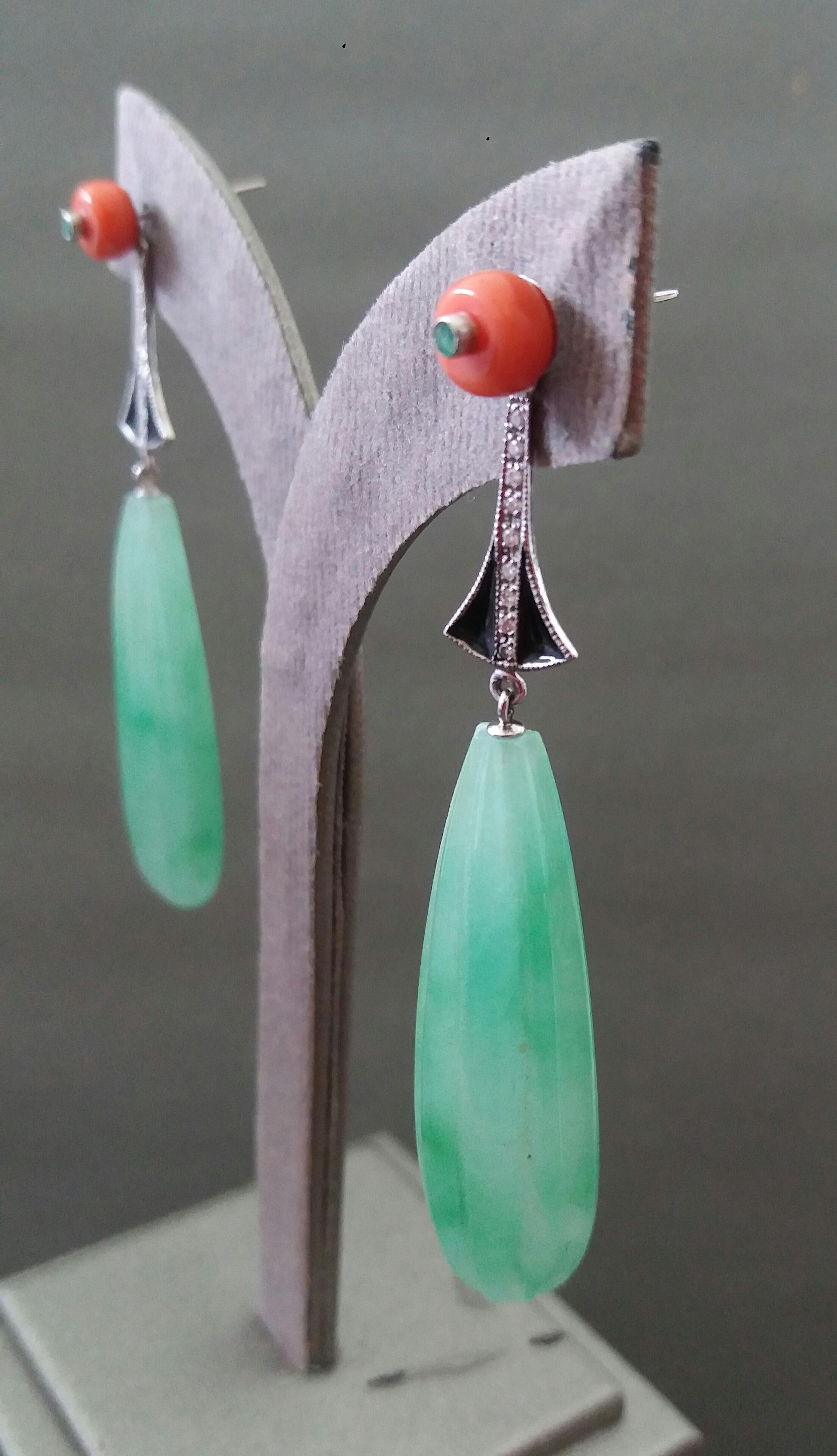 Boucles d'oreilles en goutte de style Art déco en or, jade, corail, émeraudes, émail noir et diamants en vente 4