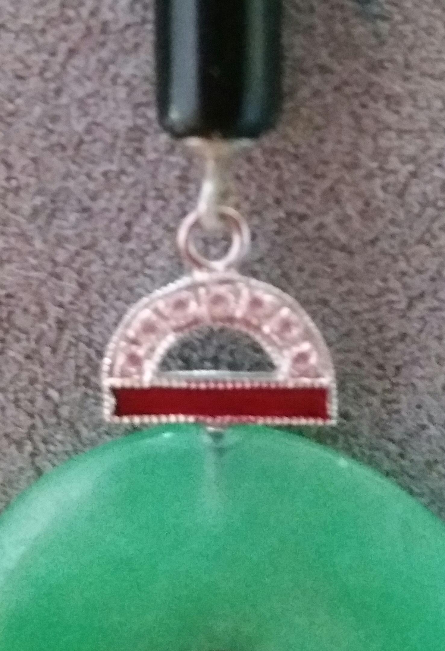 Orecchini pendenti di onice nera in stile Art Deco con dischi di giada e diamanti d'oro. In condizioni buone in vendita a Bangkok, TH